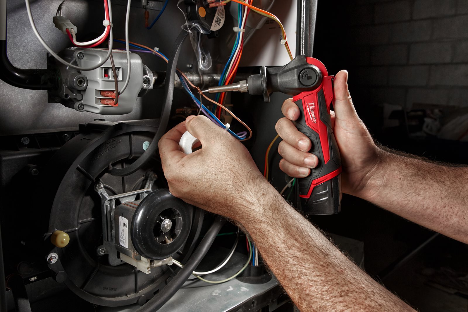 Pistol de lipit M12 subcompact Milwaukee M12 SI-0 - in utilizare 2