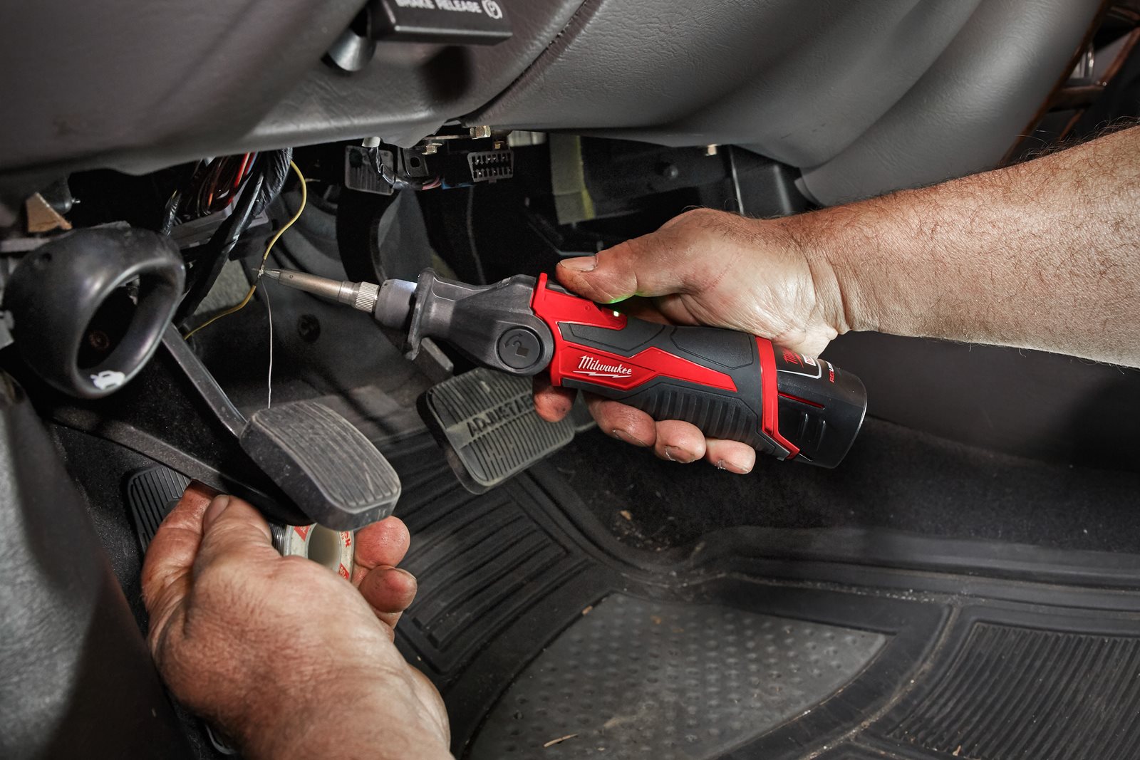 Pistol de lipit M12 subcompact Milwaukee M12 SI-0 - in utilizare 3