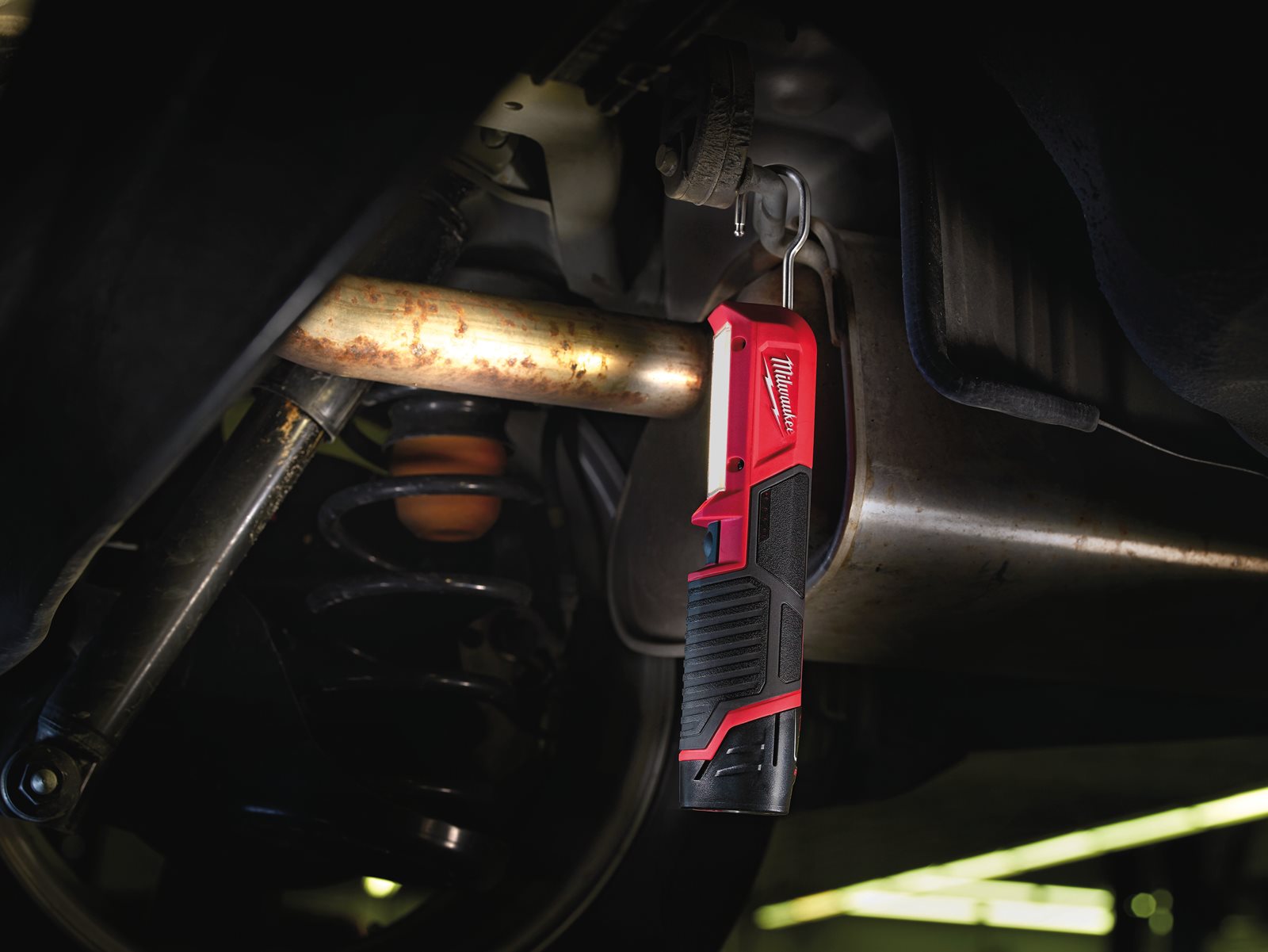 Lampă inspecție M12 Milwaukee M12 SL-0 - in utilizare 3