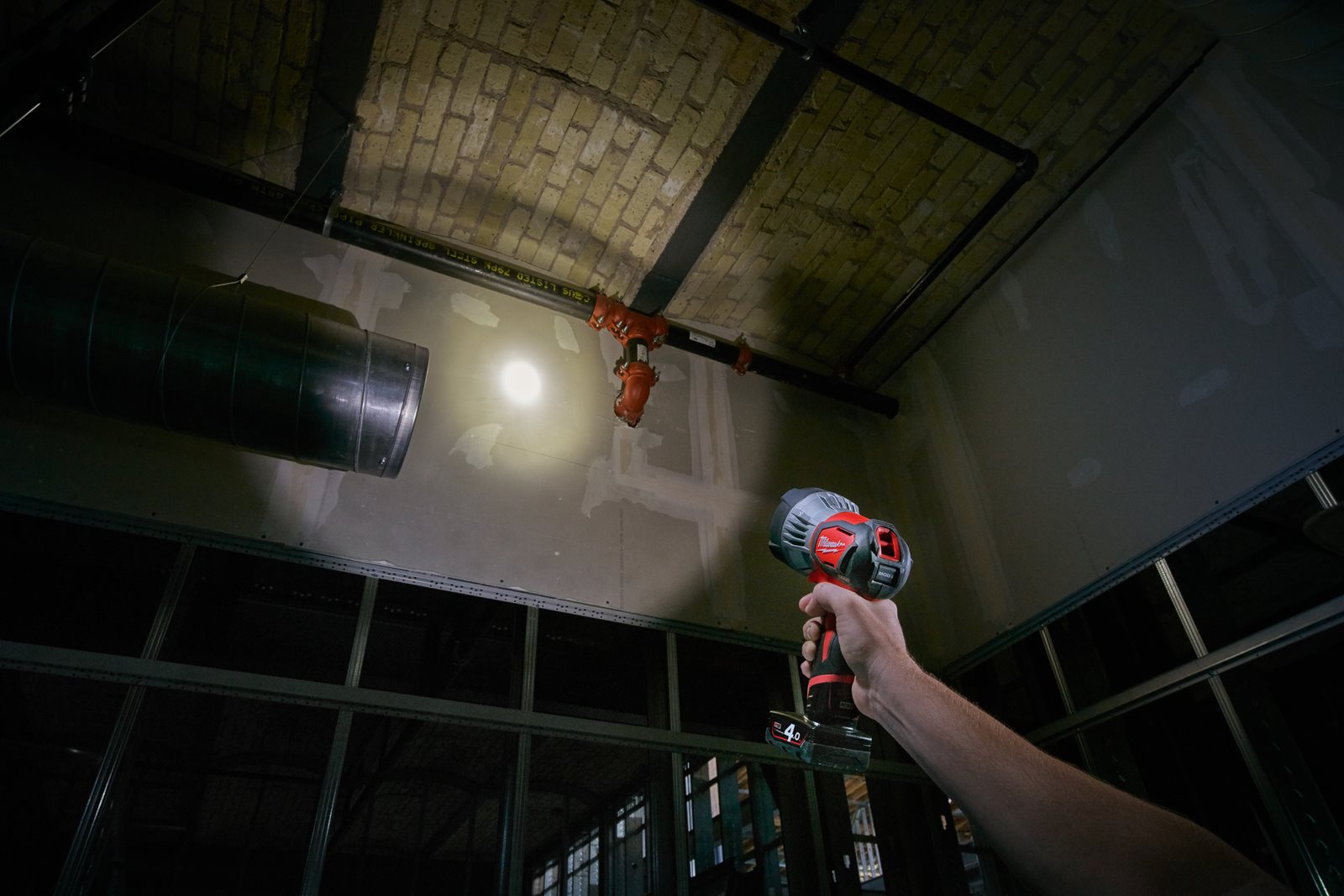 Proiector LED M12 Milwaukee M12 SLED-0 - in utilizare 2