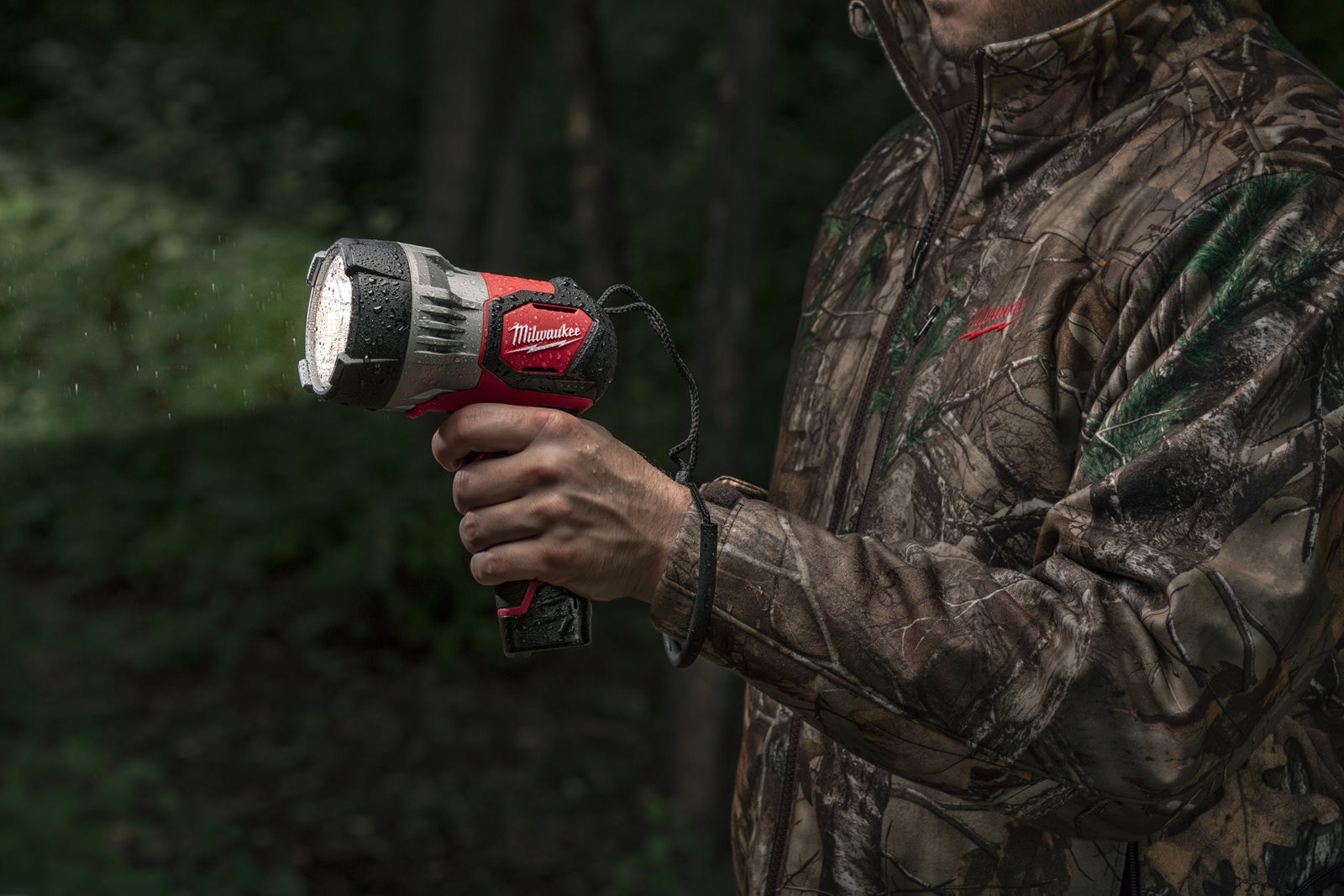Proiector LED M12 Milwaukee M12 SLED-0 - in utilizare 3