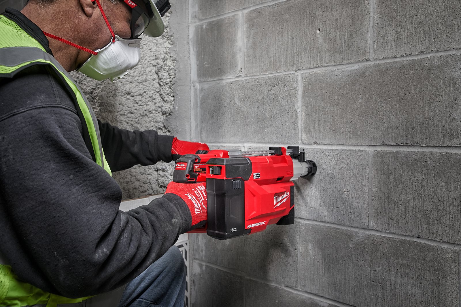 Aspirator de praf universal M12 Milwaukee M12 UDEL-0B - in utilizare 1