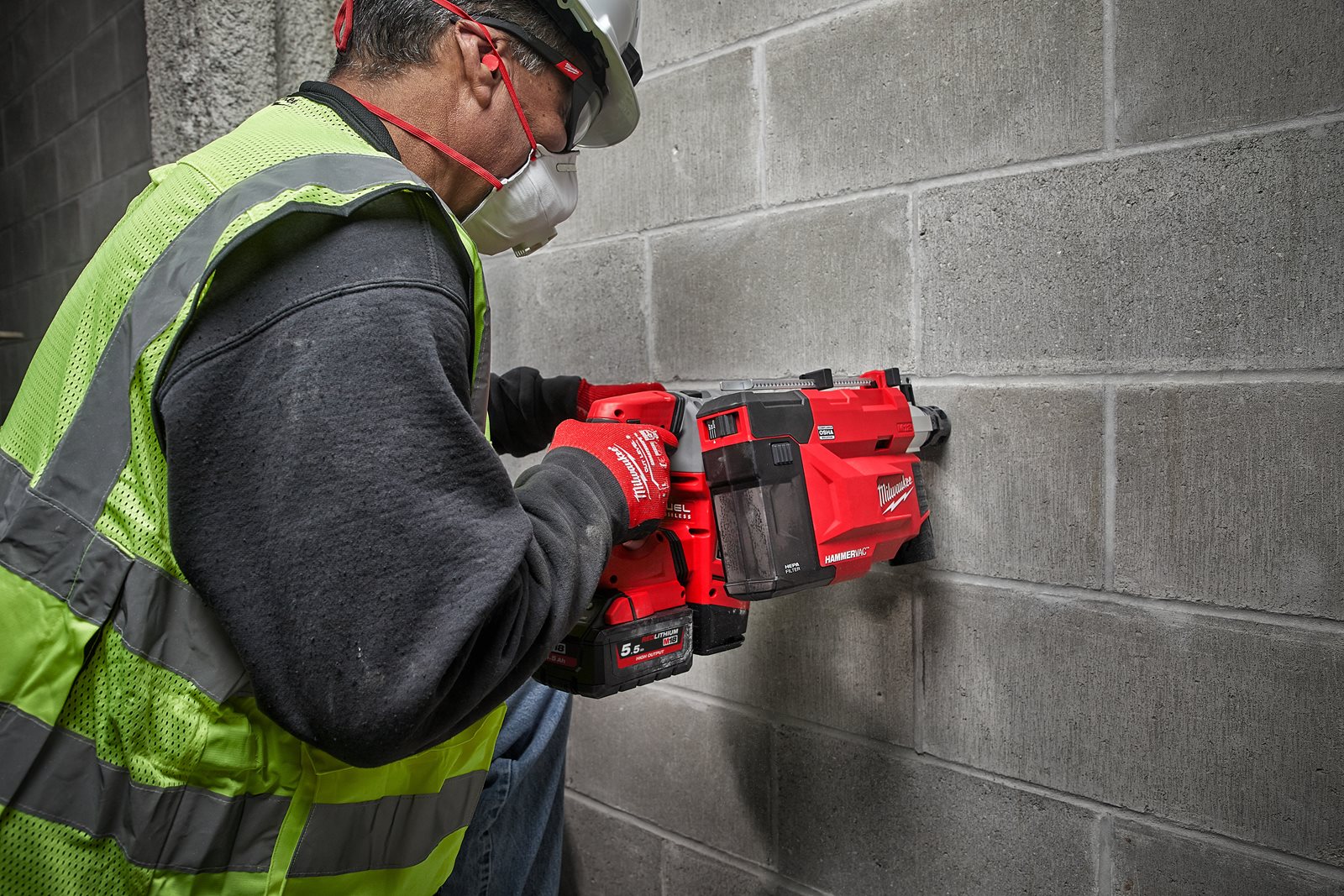 Aspirator de praf universal M12 Milwaukee M12 UDEL-0B - in utilizare 2