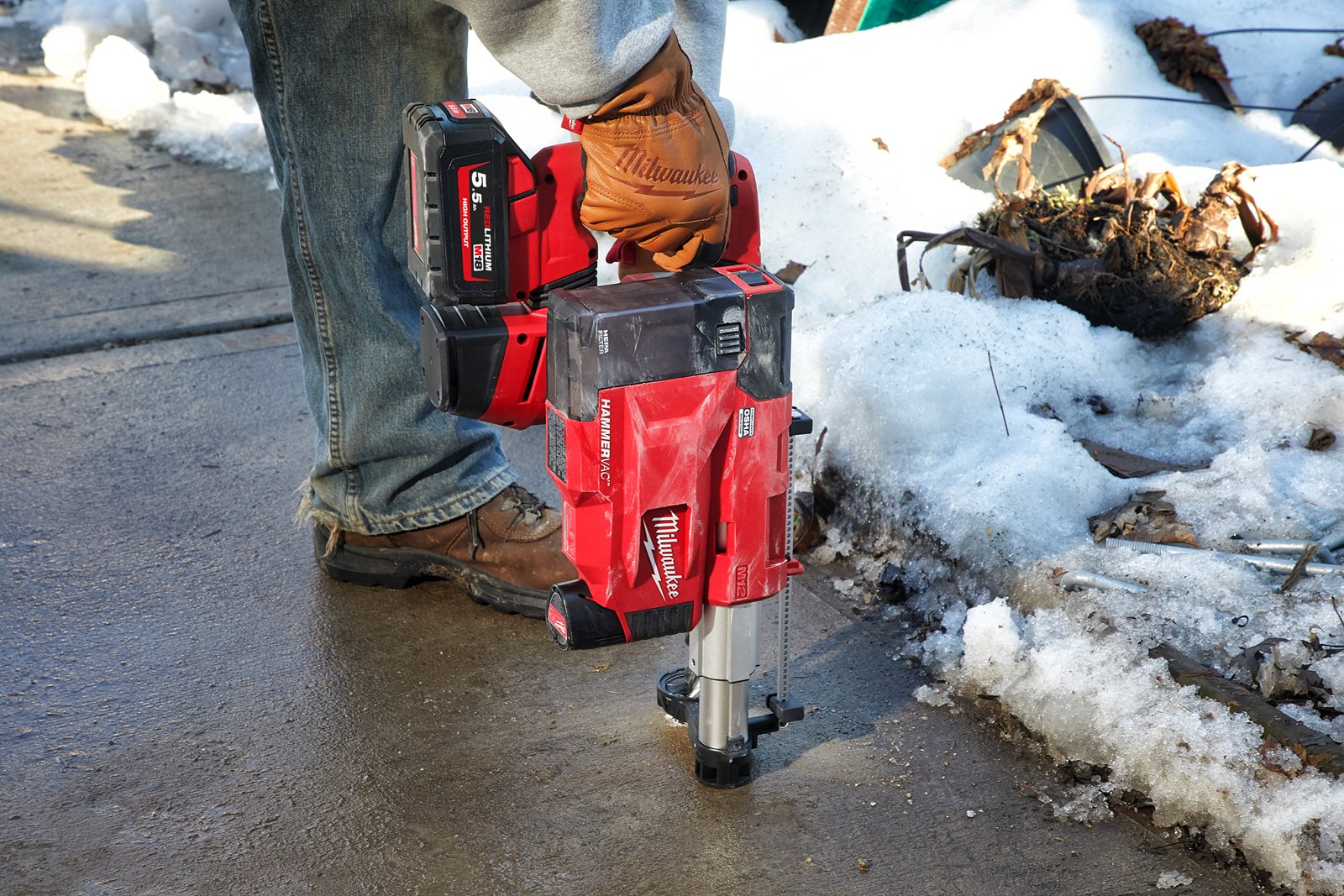 Aspirator de praf universal M12 Milwaukee M12 UDEL-0B - in utilizare 3