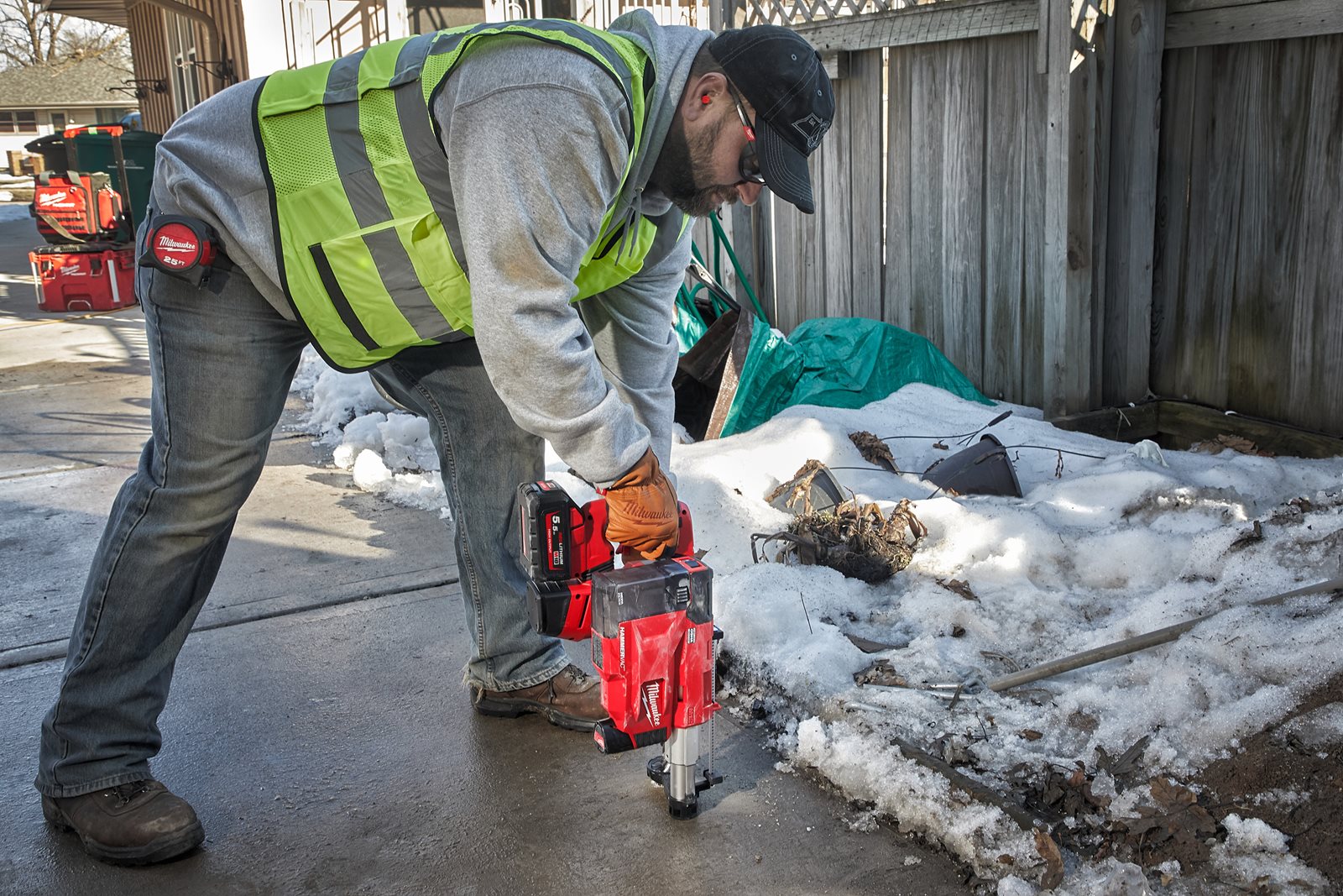 Aspirator de praf universal M12 Milwaukee M12 UDEL-0B - in utilizare 4