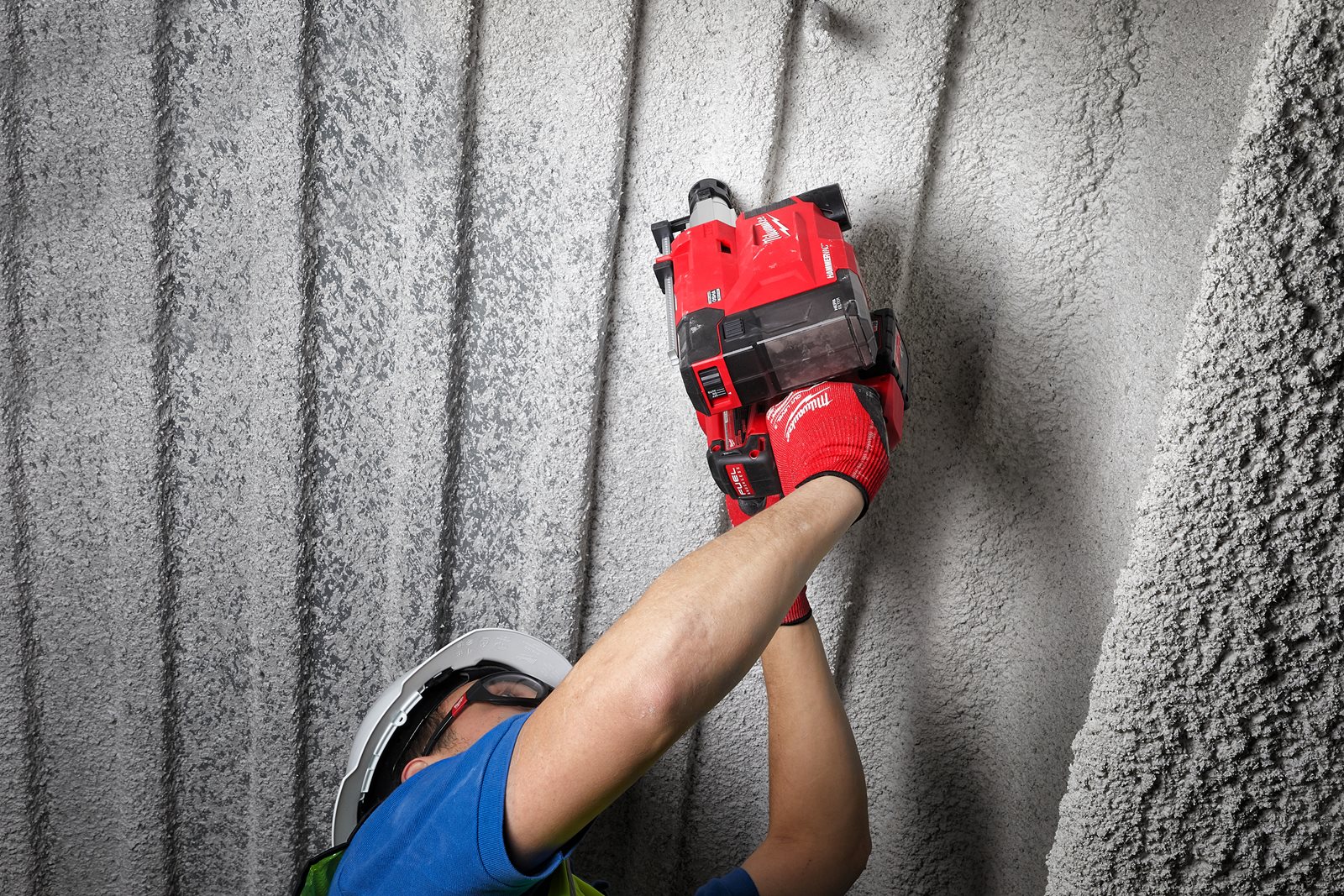 Aspirator de praf universal M12 Milwaukee M12 UDEL-0B - in utilizare 5