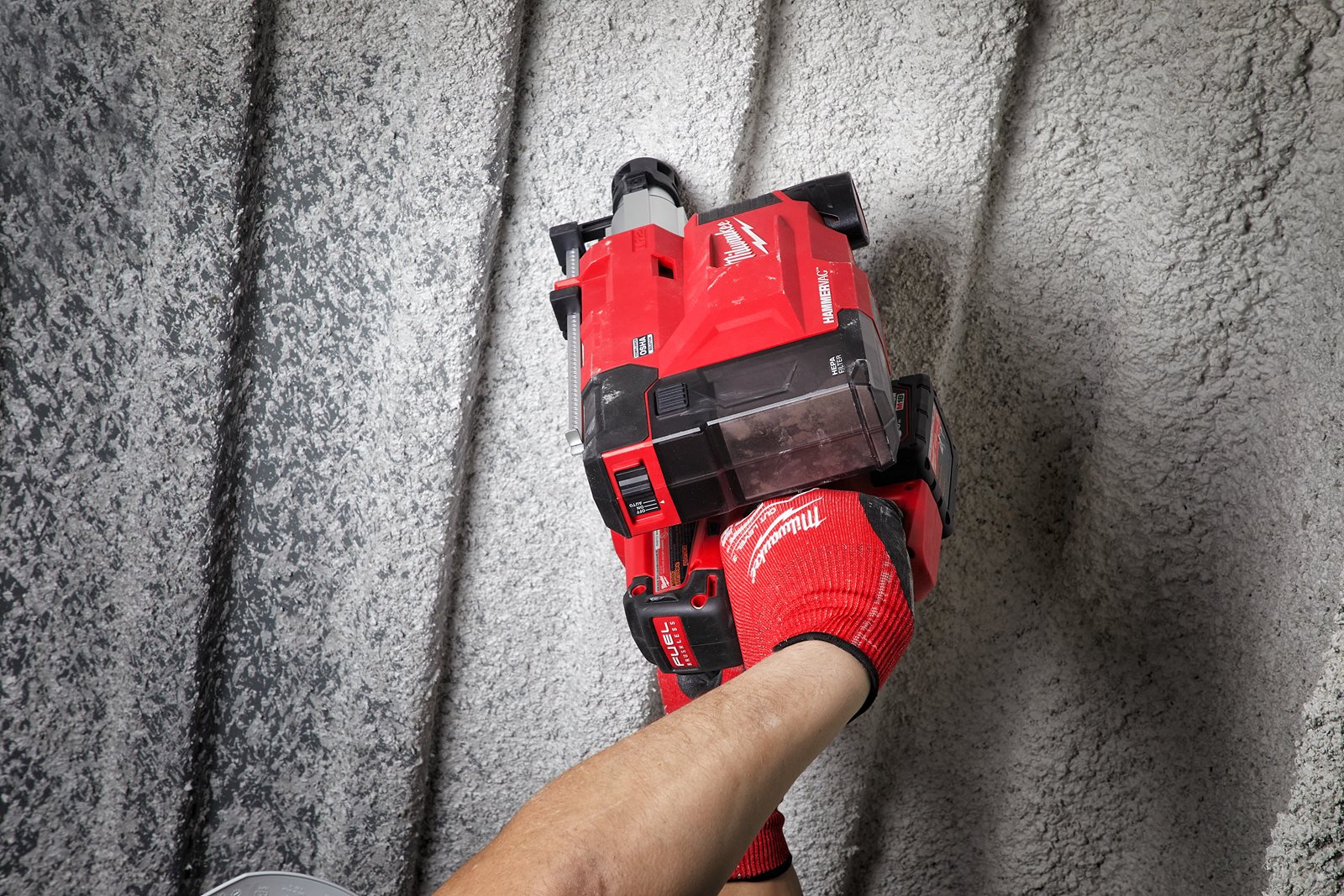 Aspirator de praf universal M12 Milwaukee M12 UDEL-0B - in utilizare 6