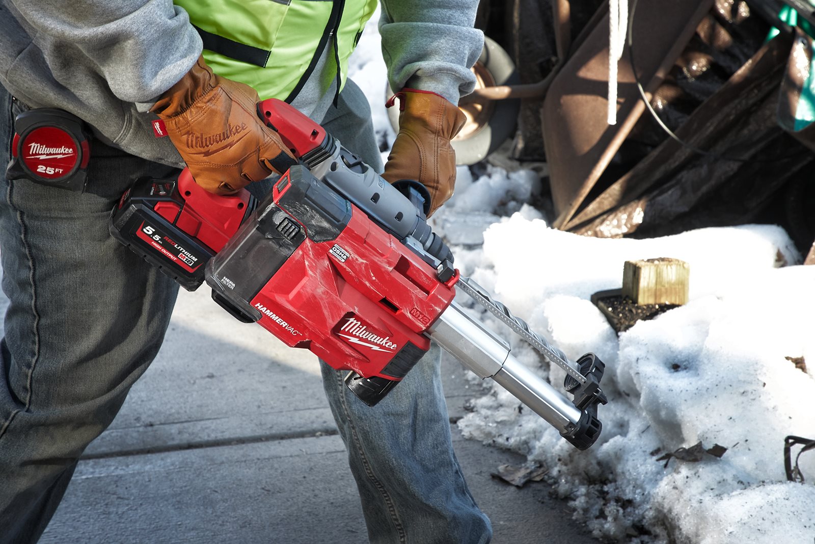Aspirator de praf universal M12 Milwaukee M12 UDEL-0B - in utilizare 7
