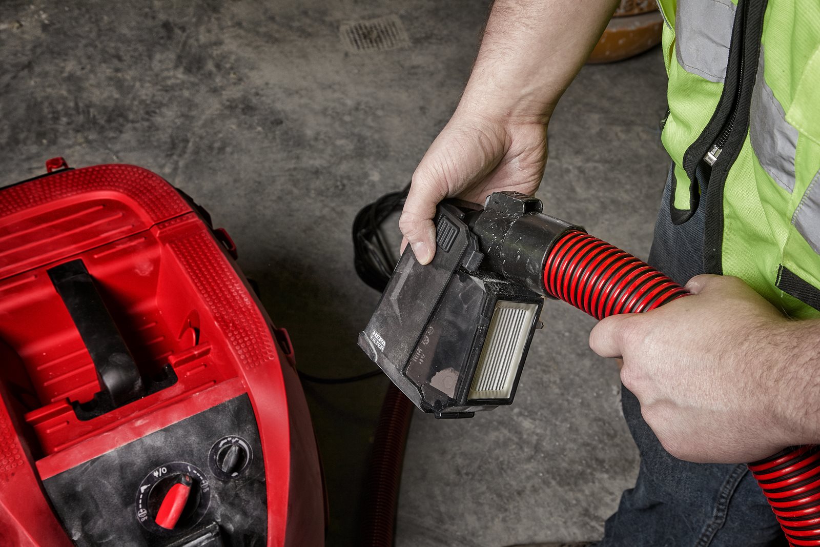 Aspirator de praf universal M12 Milwaukee M12 UDEL-0B - in utilizare 8