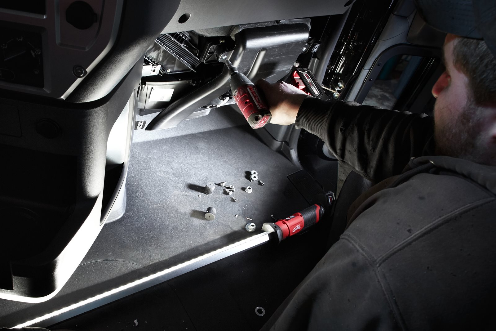 Lampă iluminat LED cu prindere pe capotă M12 Milwaukee M12 UHL-0 - in utilizare 2