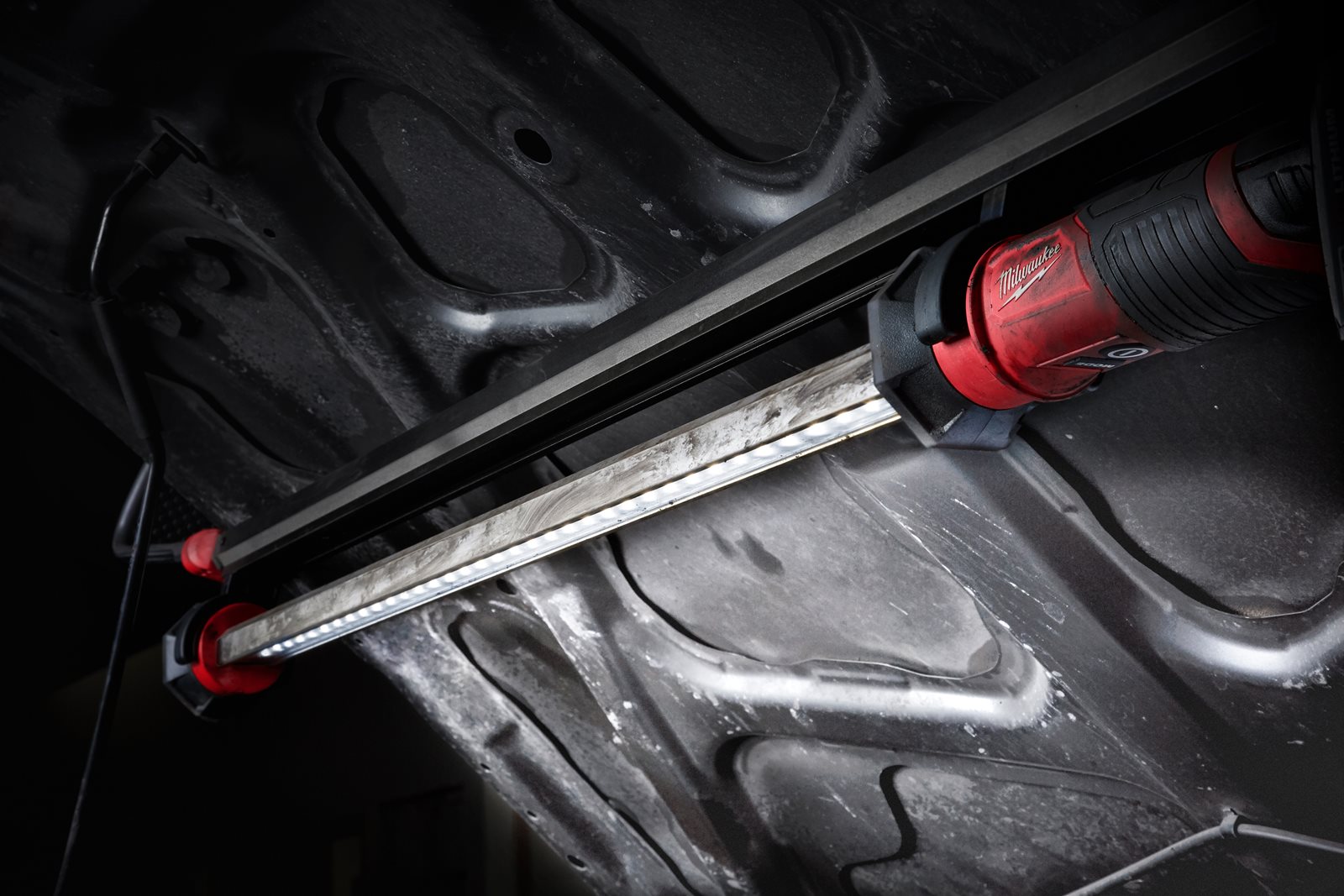 Lampă iluminat LED cu prindere pe capotă M12 Milwaukee M12 UHL-0 - in utilizare 3