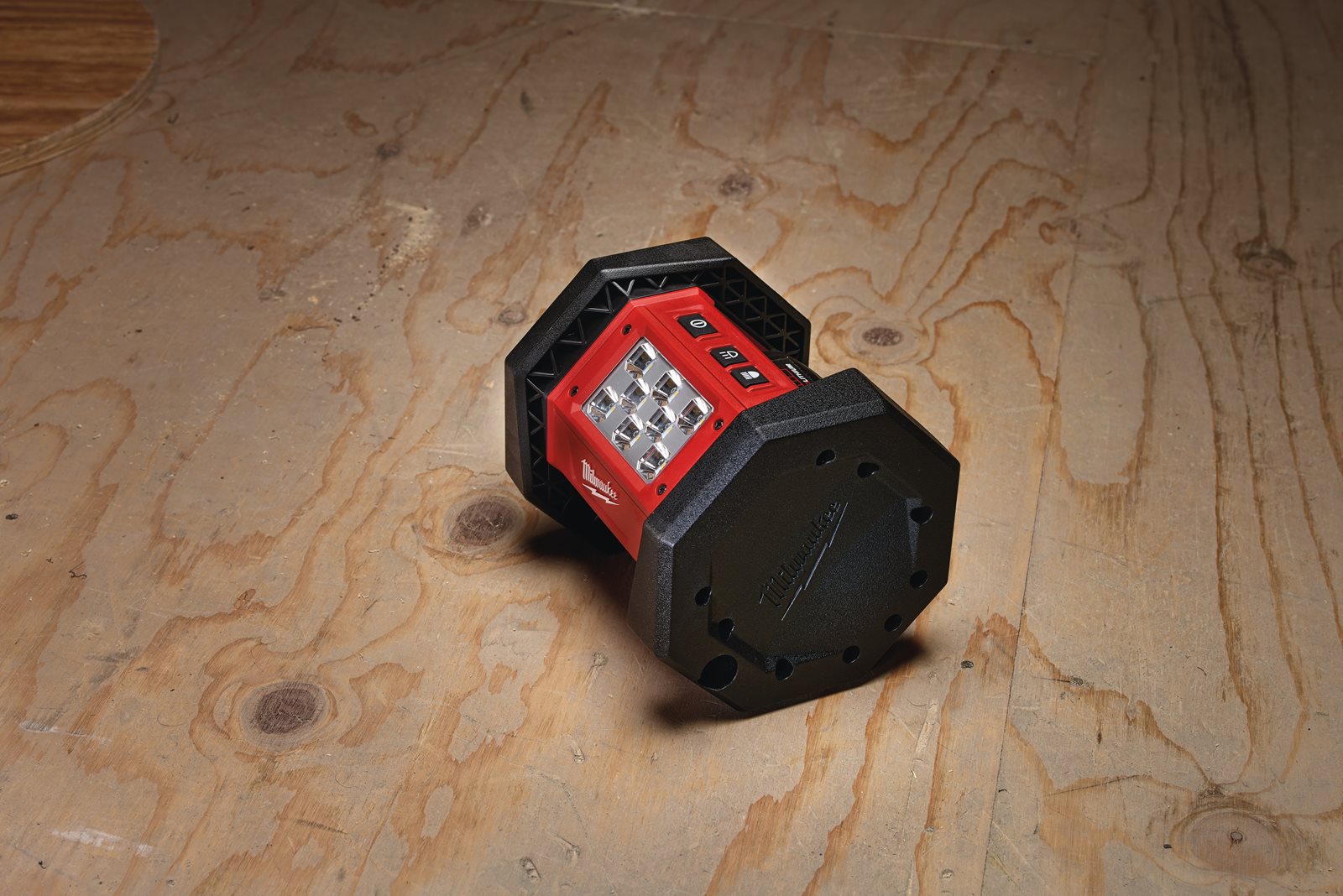 Proiector LED M18 Milwaukee M18 AL-0 - in utilizare 1