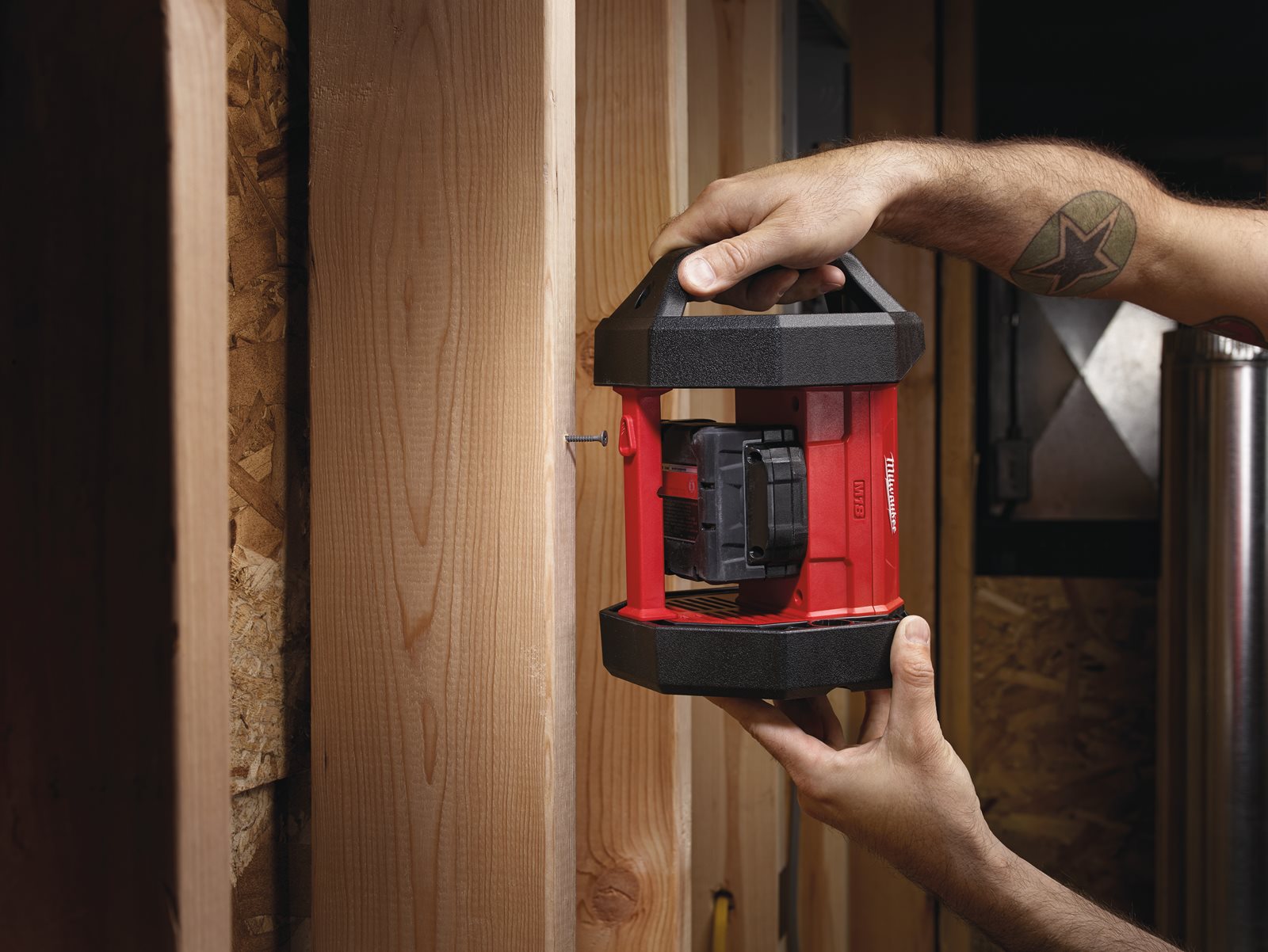 Proiector LED M18 Milwaukee M18 AL-0 - in utilizare 3