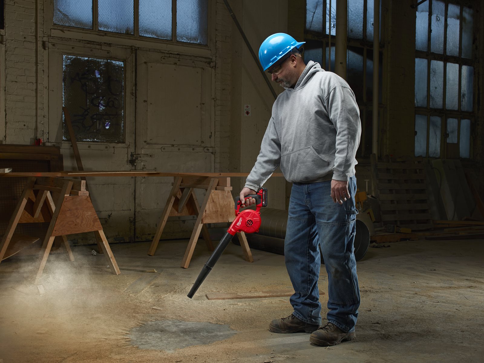 Suflantă compactă cu acumulator M18 Milwaukee M18 BBL-0 - in utilizare 1