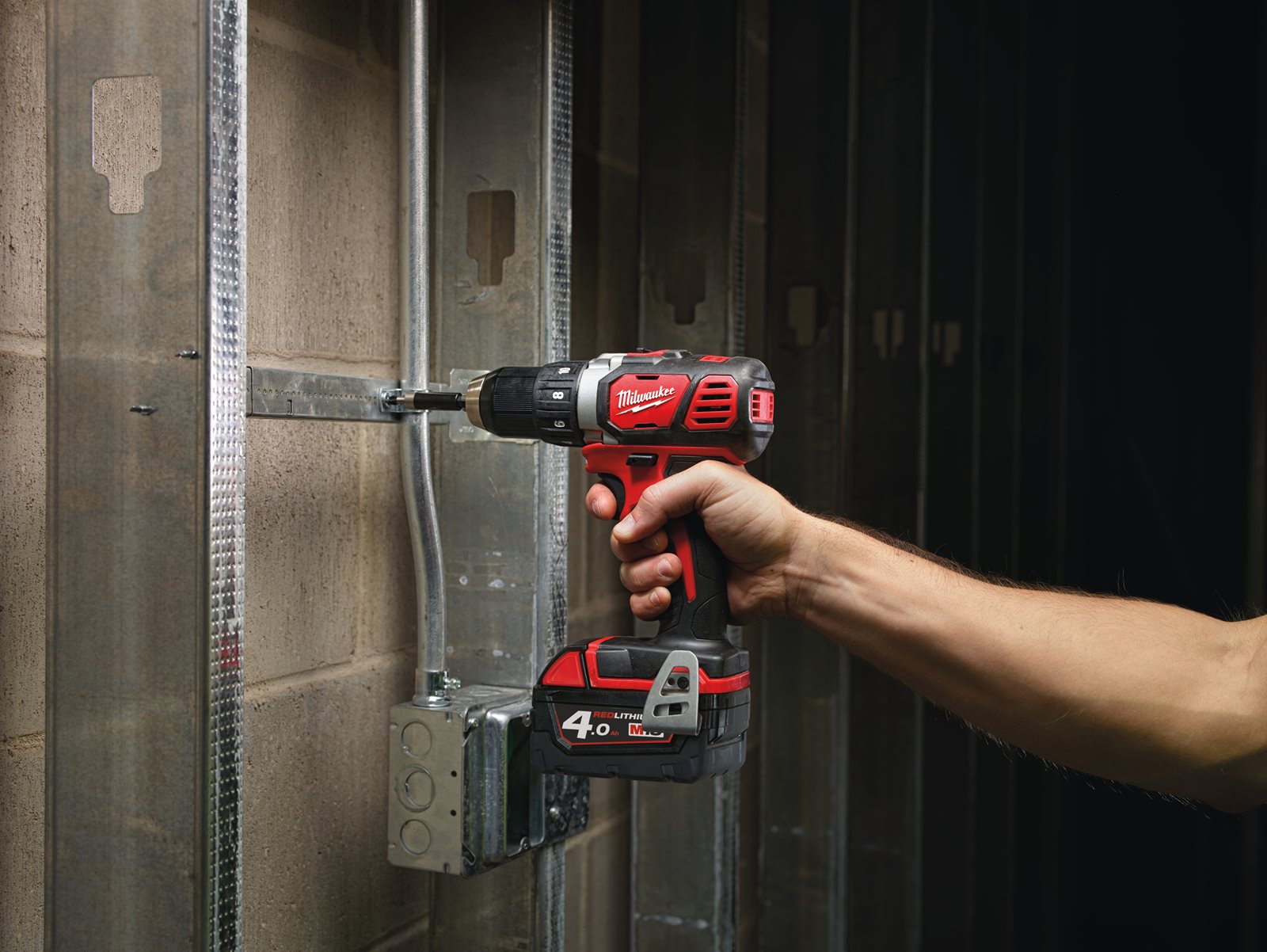 Mașină de găurit compactă M18 Milwaukee M18 BDD-0 - in utilizare 1