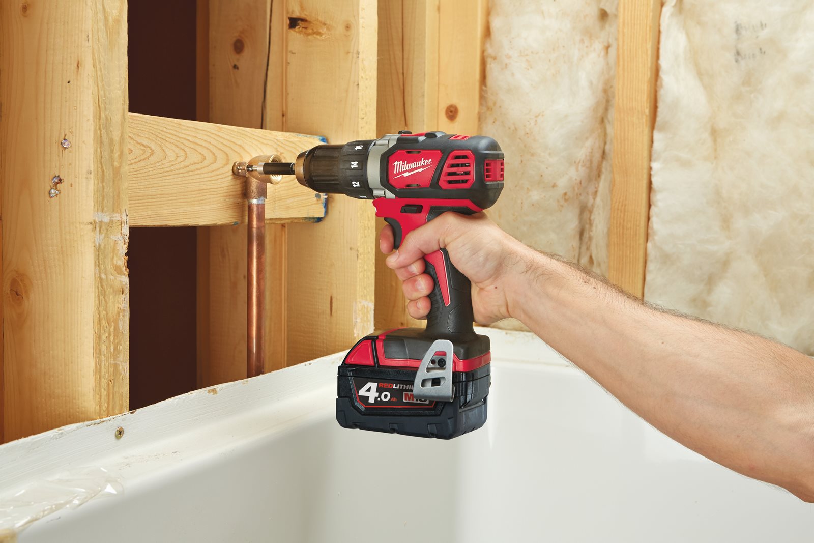Mașină de găurit compactă M18 Milwaukee M18 BDD-0 - in utilizare 2