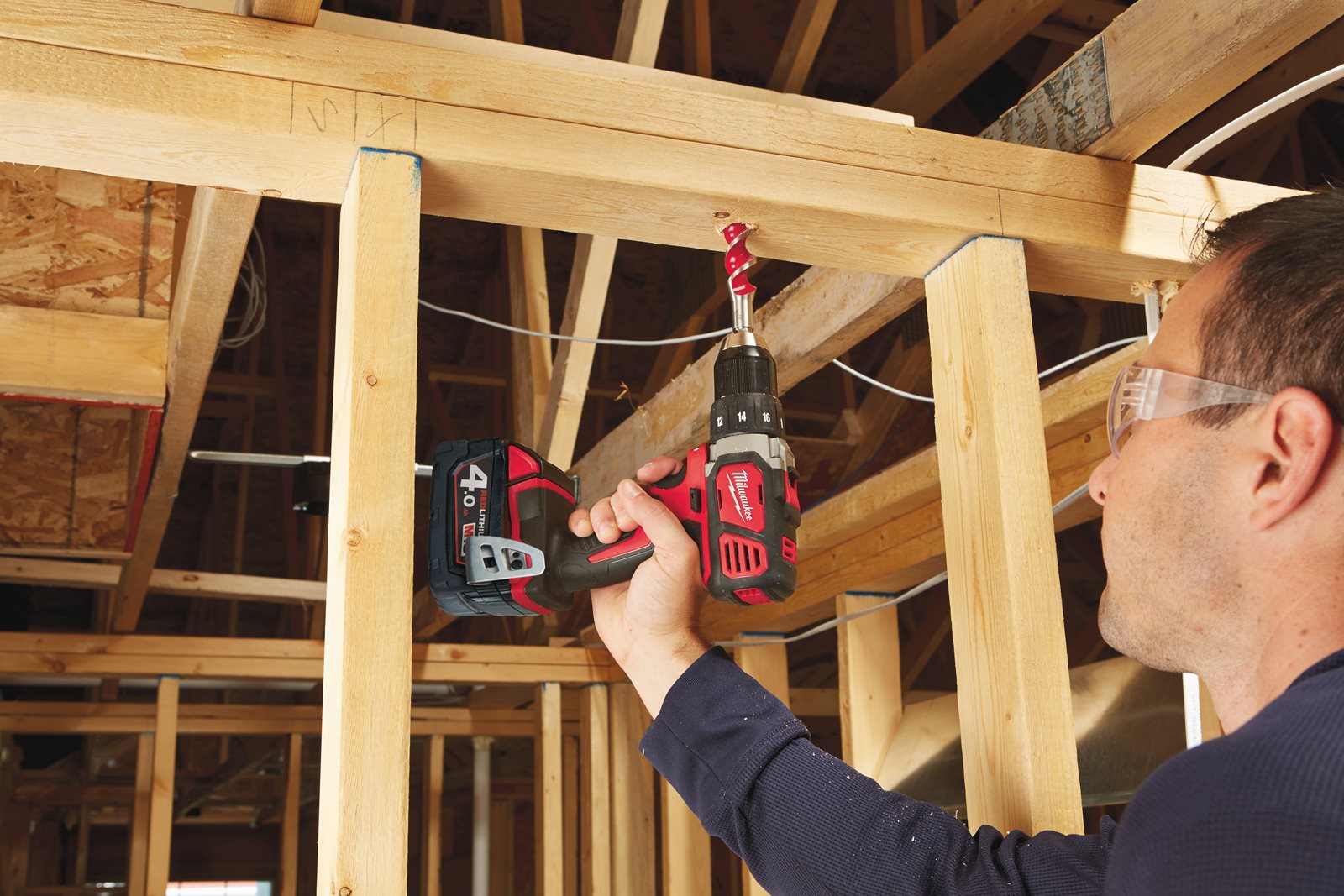 Mașină de găurit compactă M18 Milwaukee M18 BDD-0 - in utilizare 3