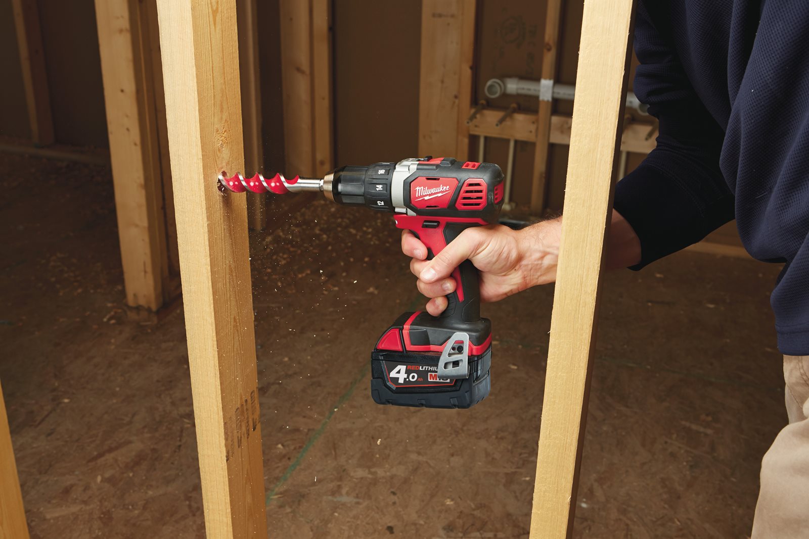 Mașină de găurit compactă M18 Milwaukee M18 BDD-0 - in utilizare 4