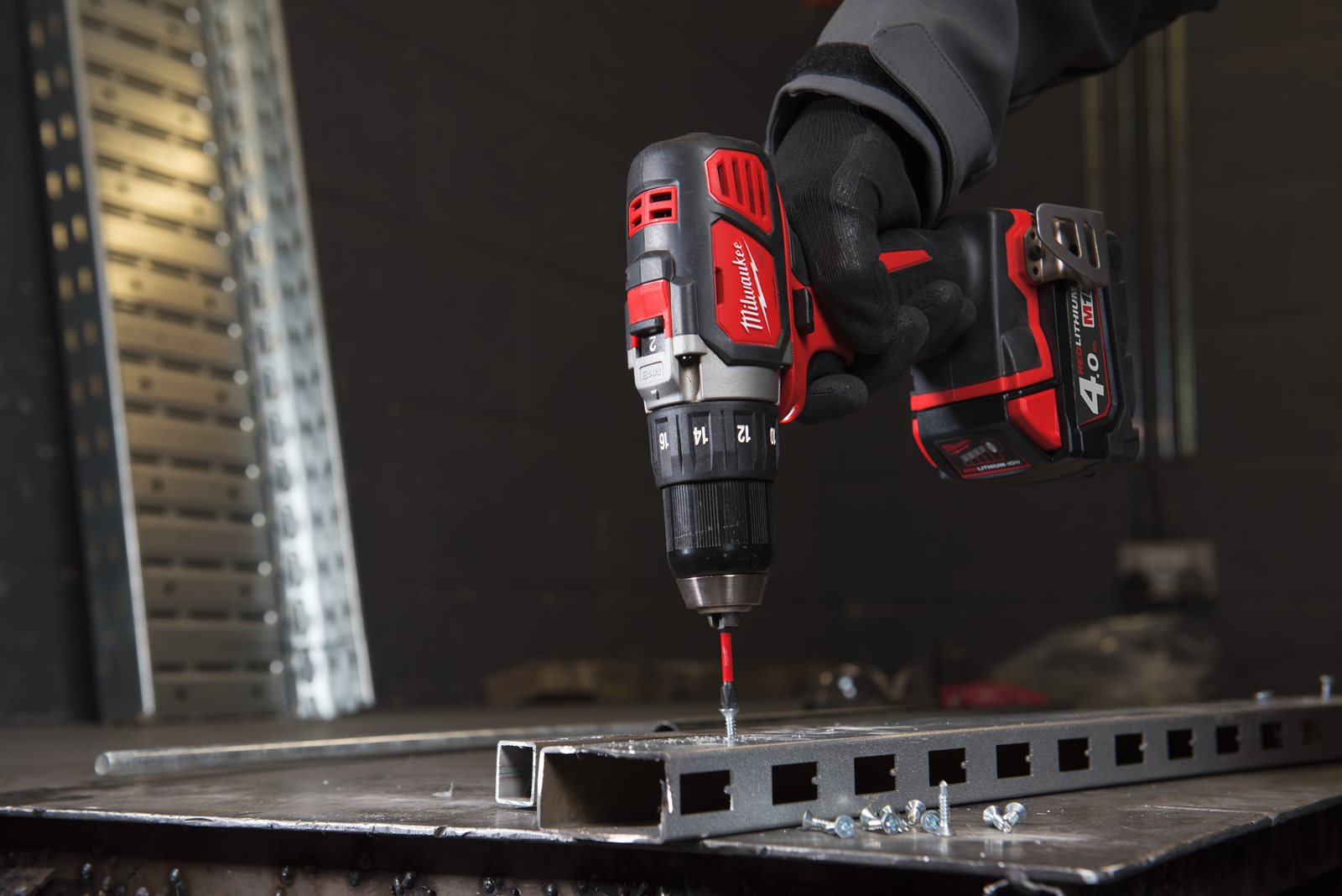 Mașină de găurit compactă M18 Milwaukee M18 BDD-0 - in utilizare 5