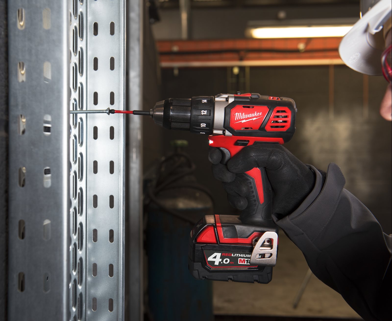 Mașină de găurit compactă M18 Milwaukee M18 BDD-0 - in utilizare 6