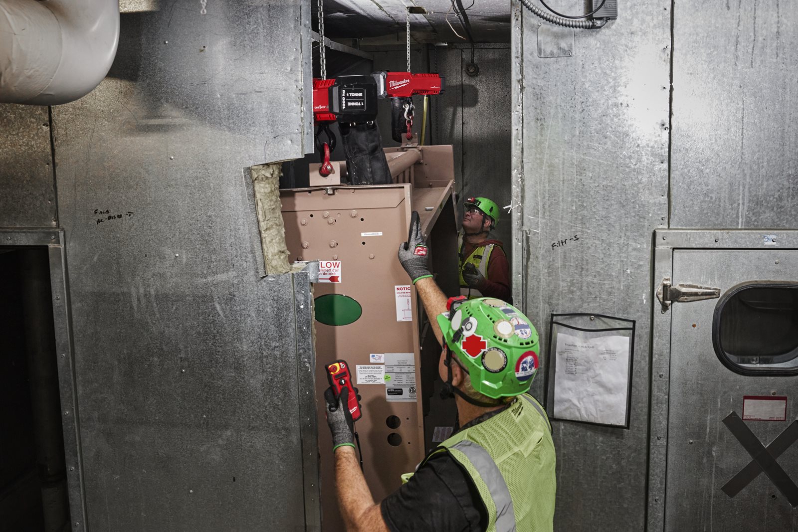 Electropalan 1 tonă M18 ONE-KEY Milwaukee M18 BLCHTO-121 - in utilizare 3