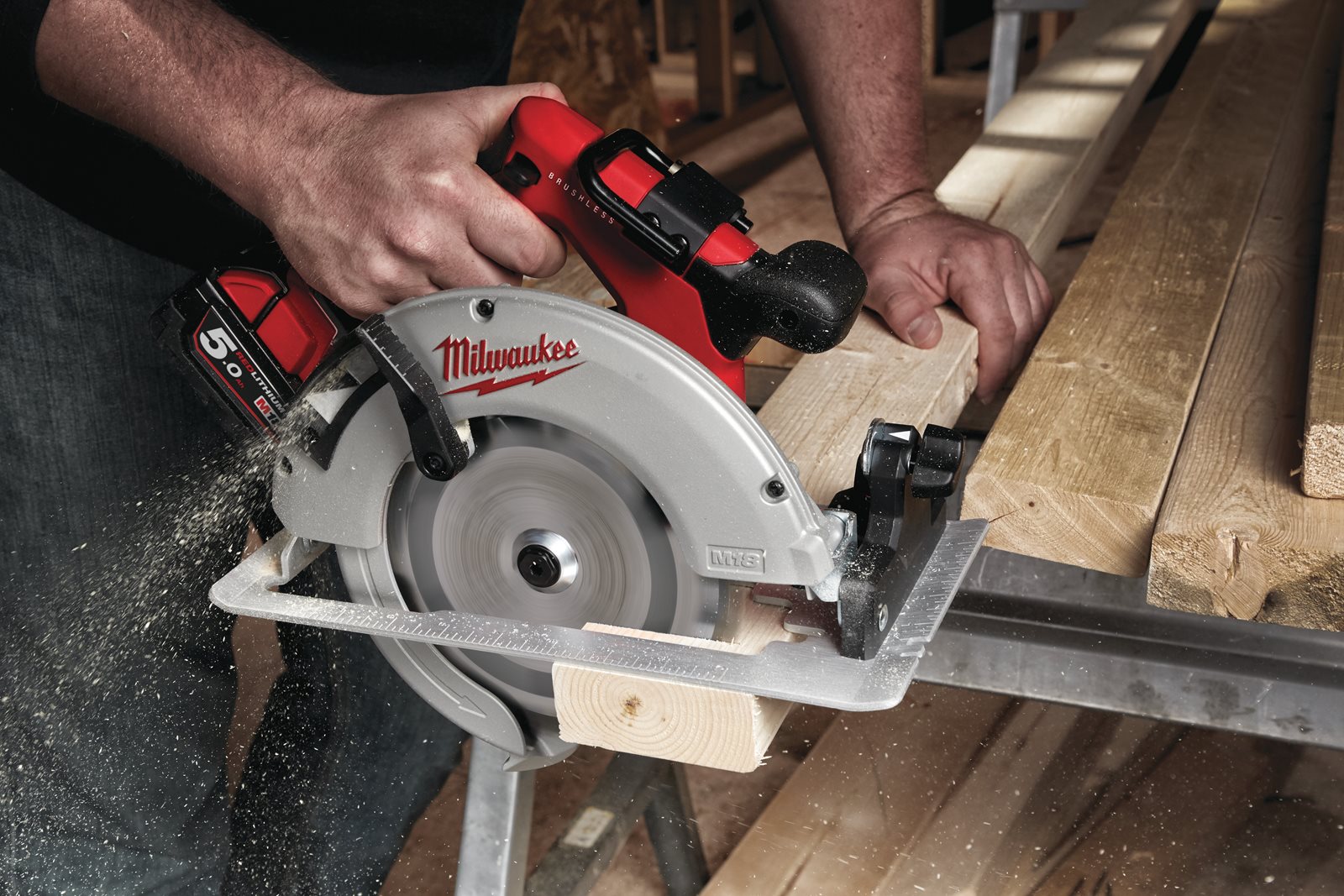 Fierăstrău circular cu motor fără perii 66 mm pentru lemn și plastic M18 Milwaukee M18 BLCS66-0 4933464588 - in utilizare 1
