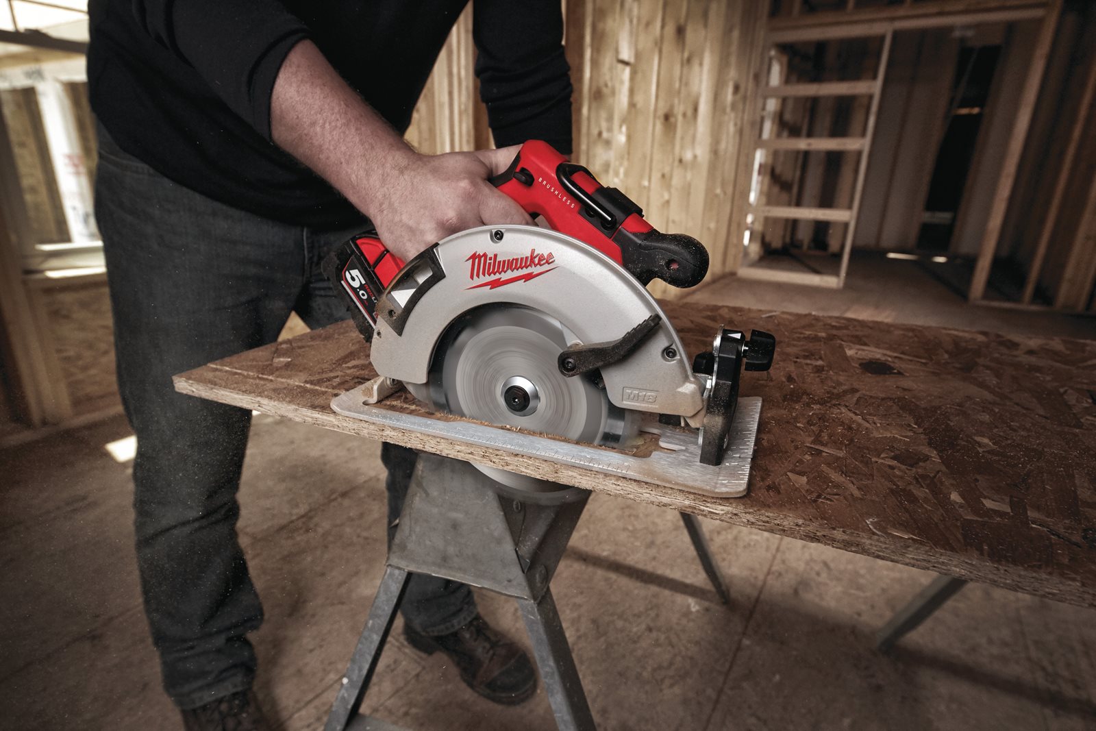 Fierăstrău circular cu motor fără perii 66 mm pentru lemn și plastic M18 Milwaukee M18 BLCS66-0 4933464588 - in utilizare 2