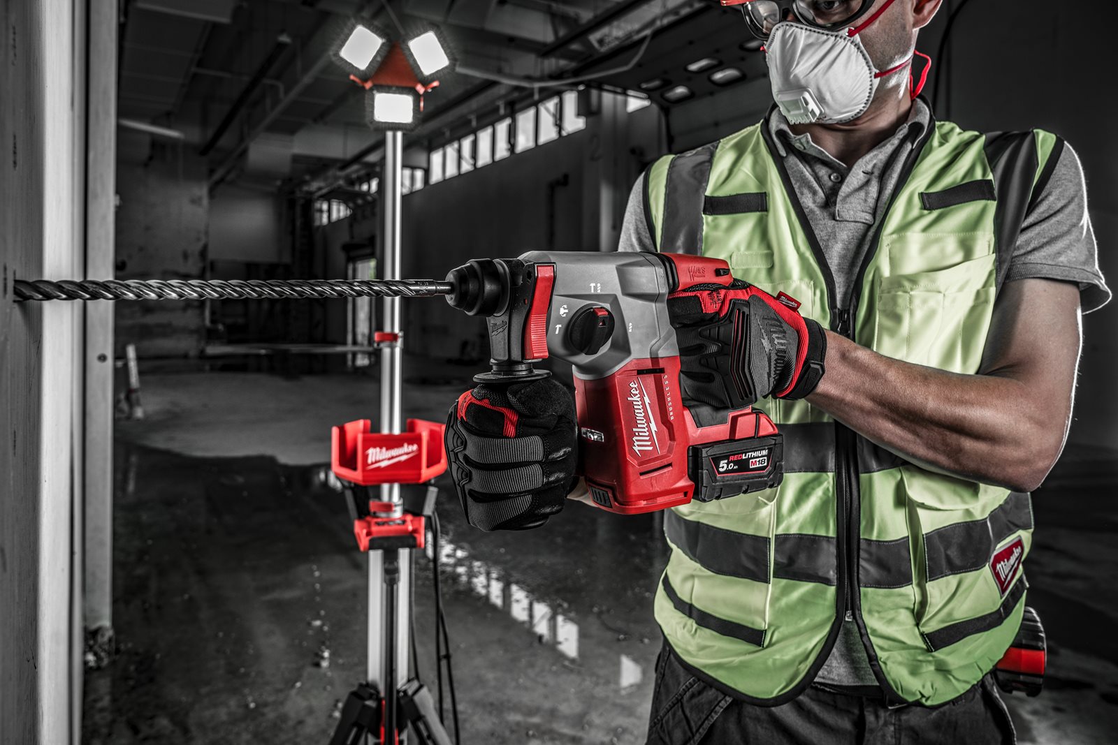 Ciocan rotopercutor SDS-Plus 26 mm fără perii cu 4 funcții M18 Milwaukee M18 BLH-502X - in utilizare 1