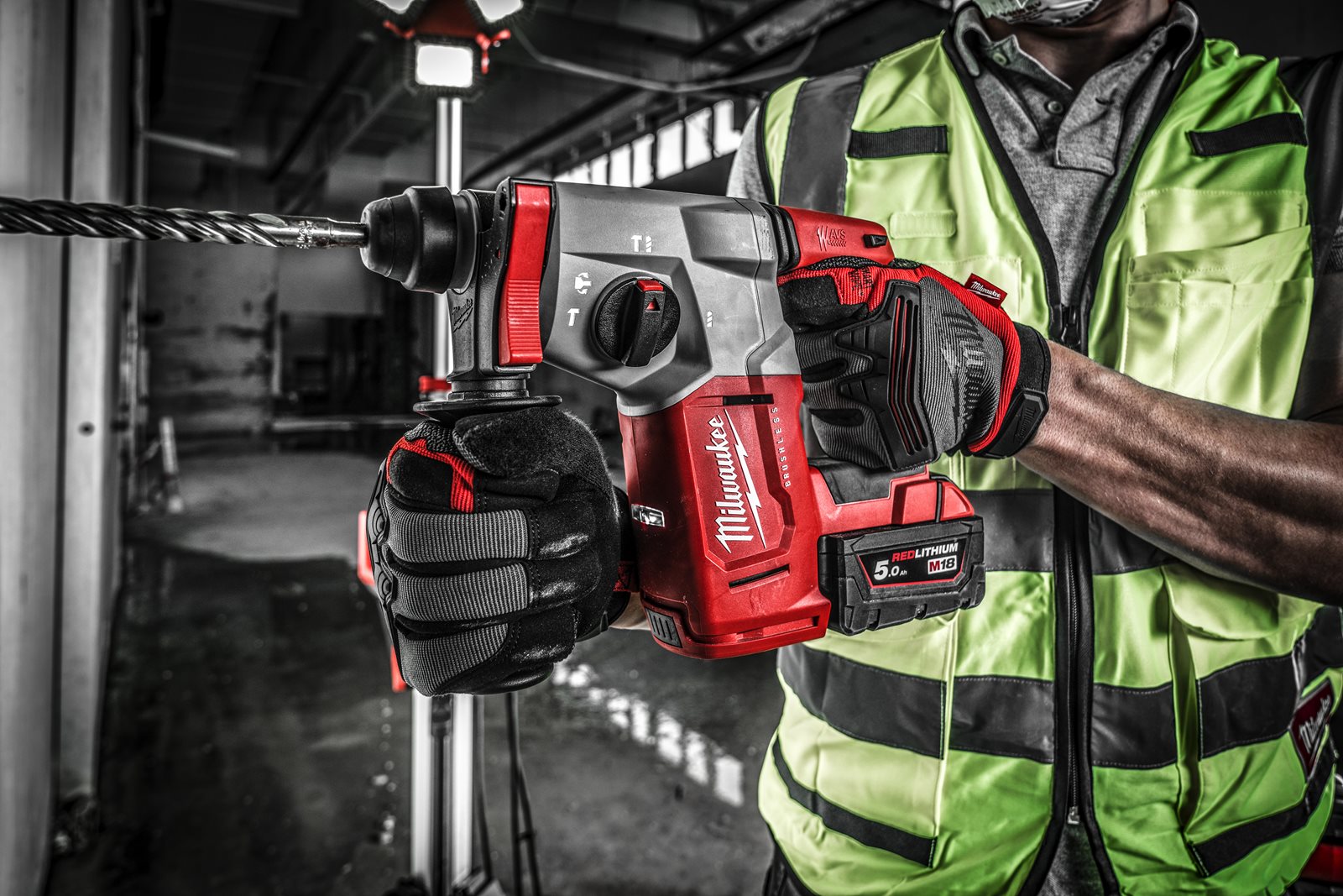 Ciocan rotopercutor SDS-Plus 26 mm fără perii cu 4 funcții M18 Milwaukee M18 BLH-502X - in utilizare 2