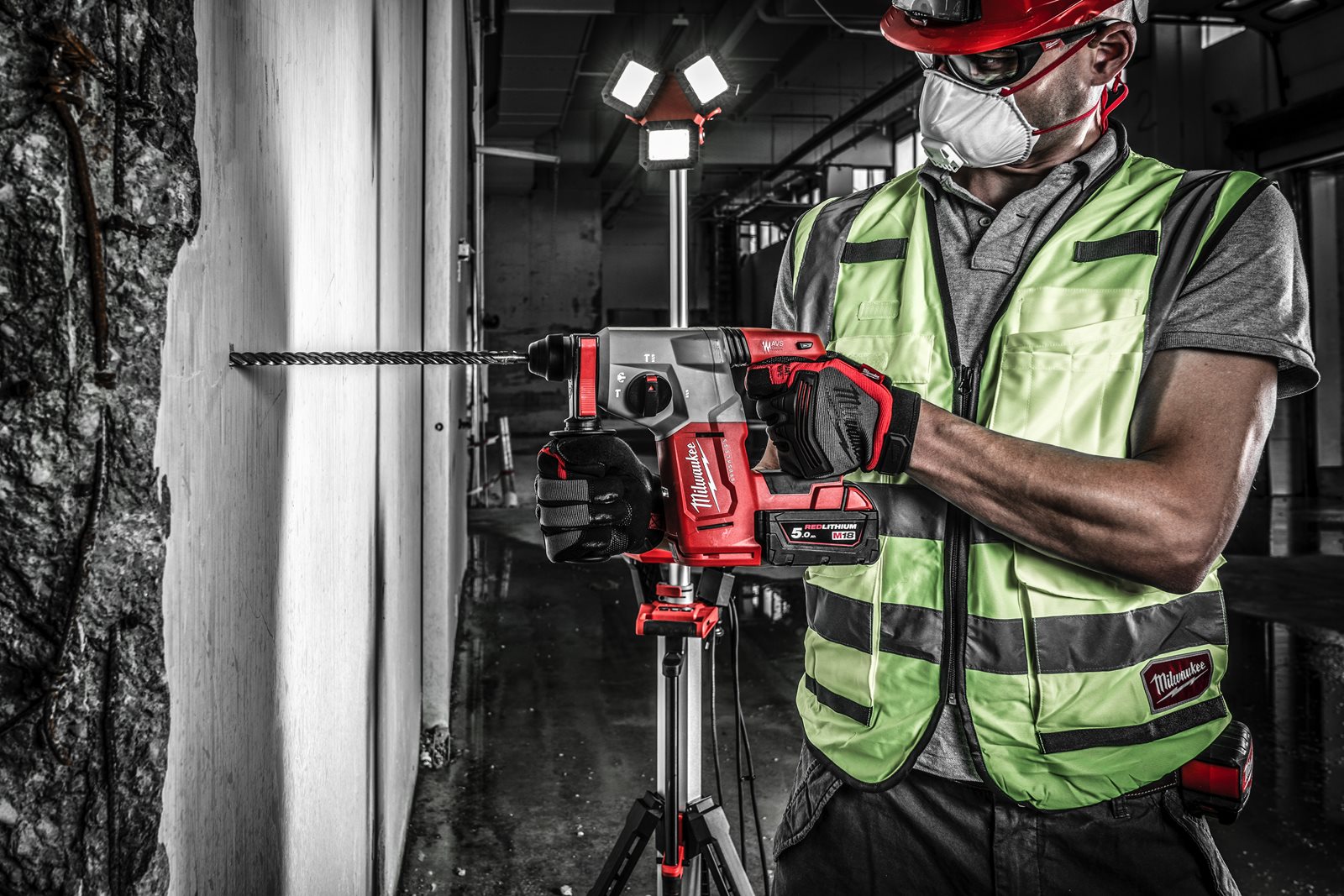 Ciocan rotopercutor SDS-Plus 26 mm fără perii cu 4 funcții M18 Milwaukee M18 BLH-502X - in utilizare 3