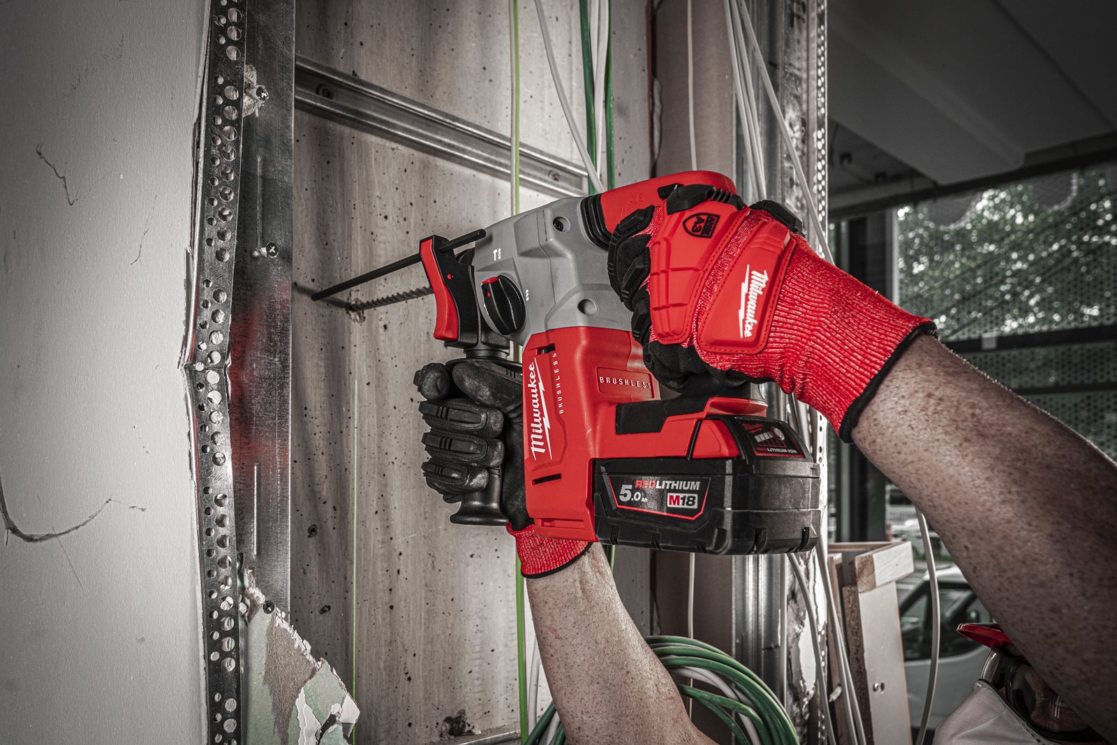 Ciocan rotopercutor SDS-Plus 26 mm fără perii cu 4 funcții M18 Milwaukee M18 BLH-502X - in utilizare 4