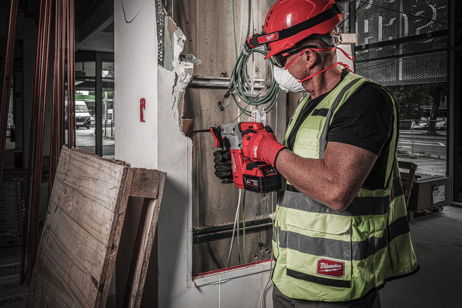 Ciocan rotopercutor SDS-Plus 26 mm fără perii cu 4 funcții M18 Milwaukee M18 BLH-502X - in utilizare 5