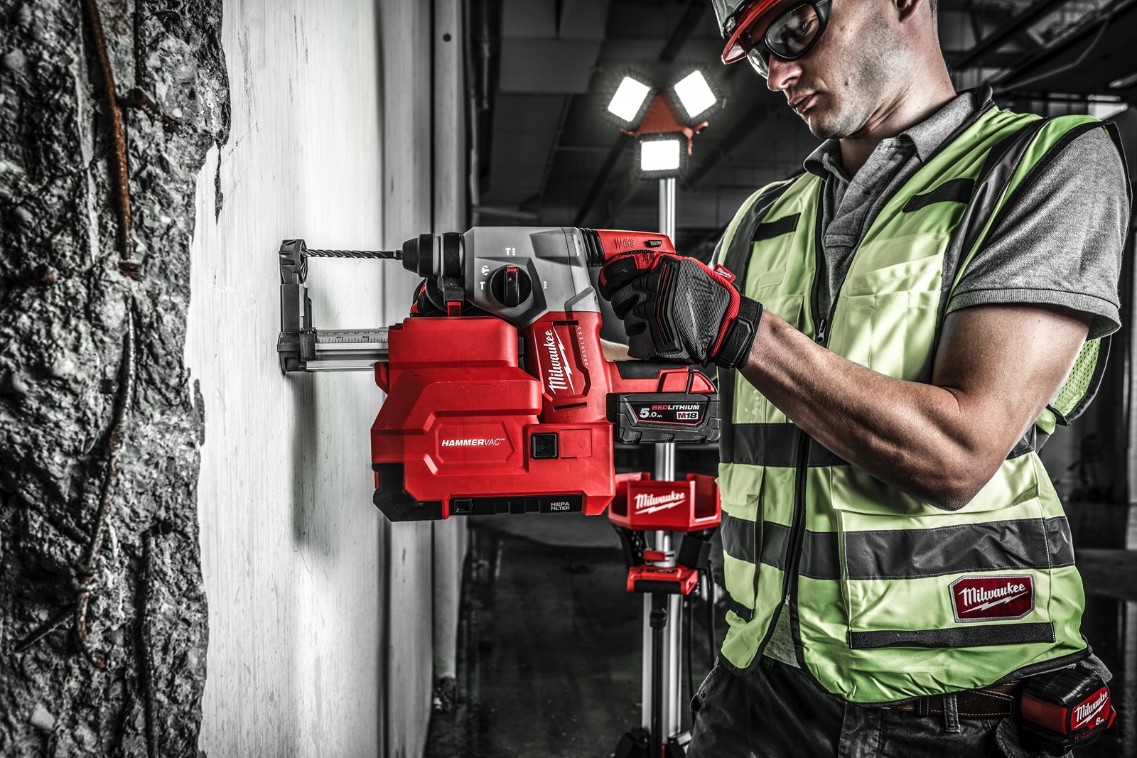 Ciocan rotopercutor SDS-Plus 26 mm fără perii cu 4 funcții M18 Milwaukee M18 BLH-502X - in utilizare 6