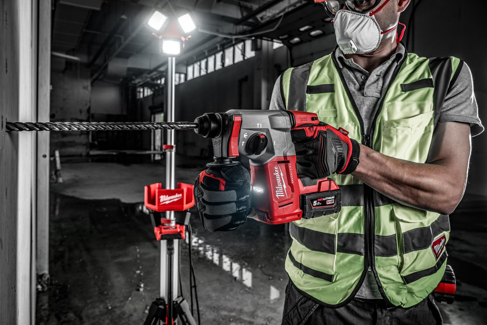 Ciocan rotopercutor SDS-Plus 26 mm fără perii cu 4 funcții M18 Milwaukee M18 BLH-502X - in utilizare 7