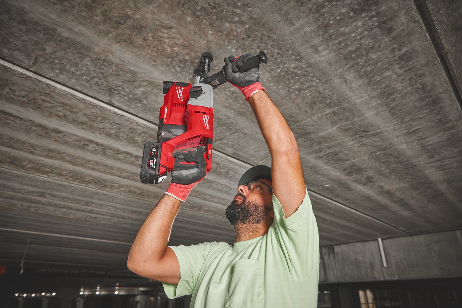 Ciocan rotopercutor fără perii 26 mm SDS-Plus M18 cu mâner D Milwaukee M18 BLHACD26-402X - in utilizare 1
