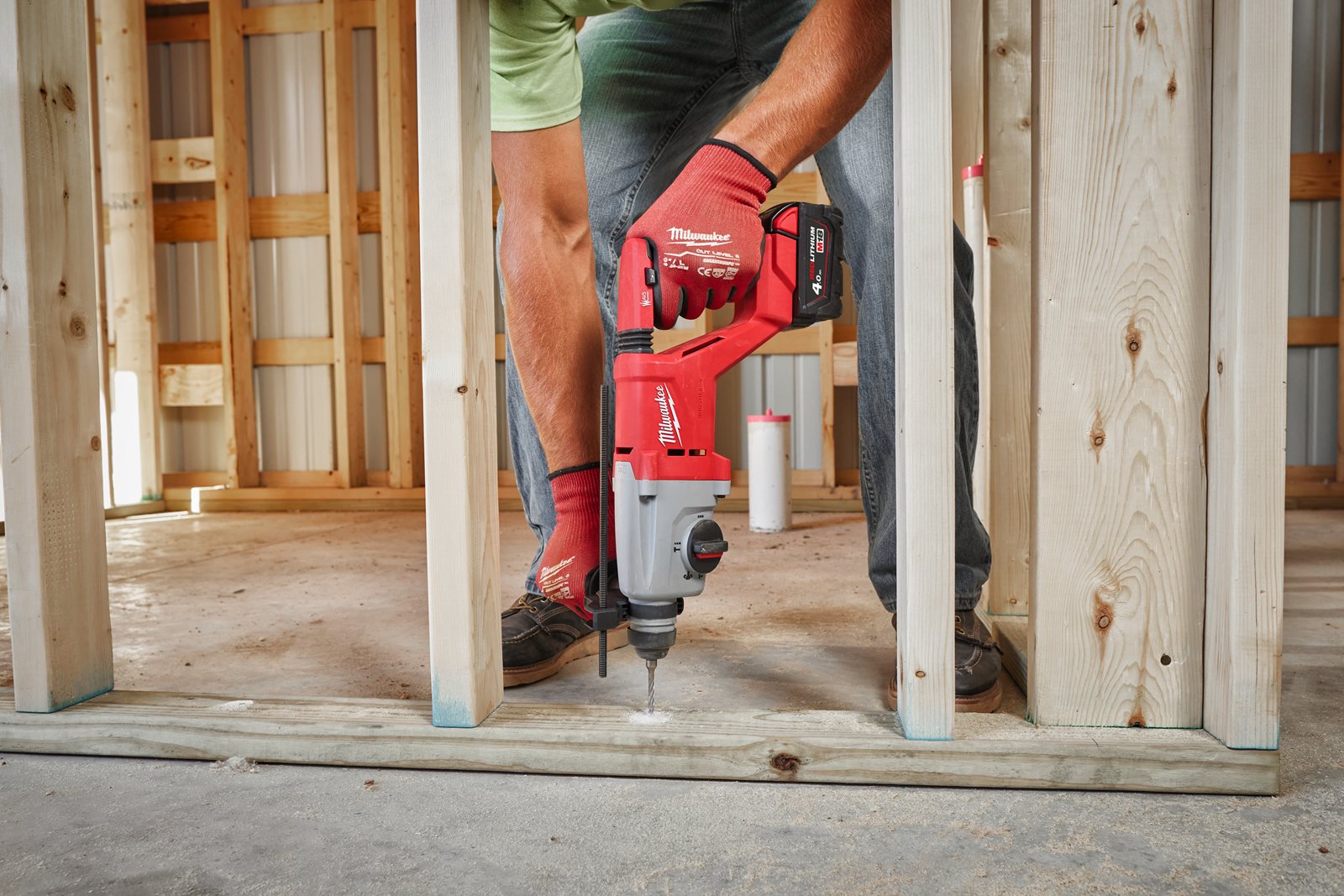 Ciocan rotopercutor fără perii 26 mm SDS-Plus M18 cu mâner D Milwaukee M18 BLHACD26-402X - in utilizare 2