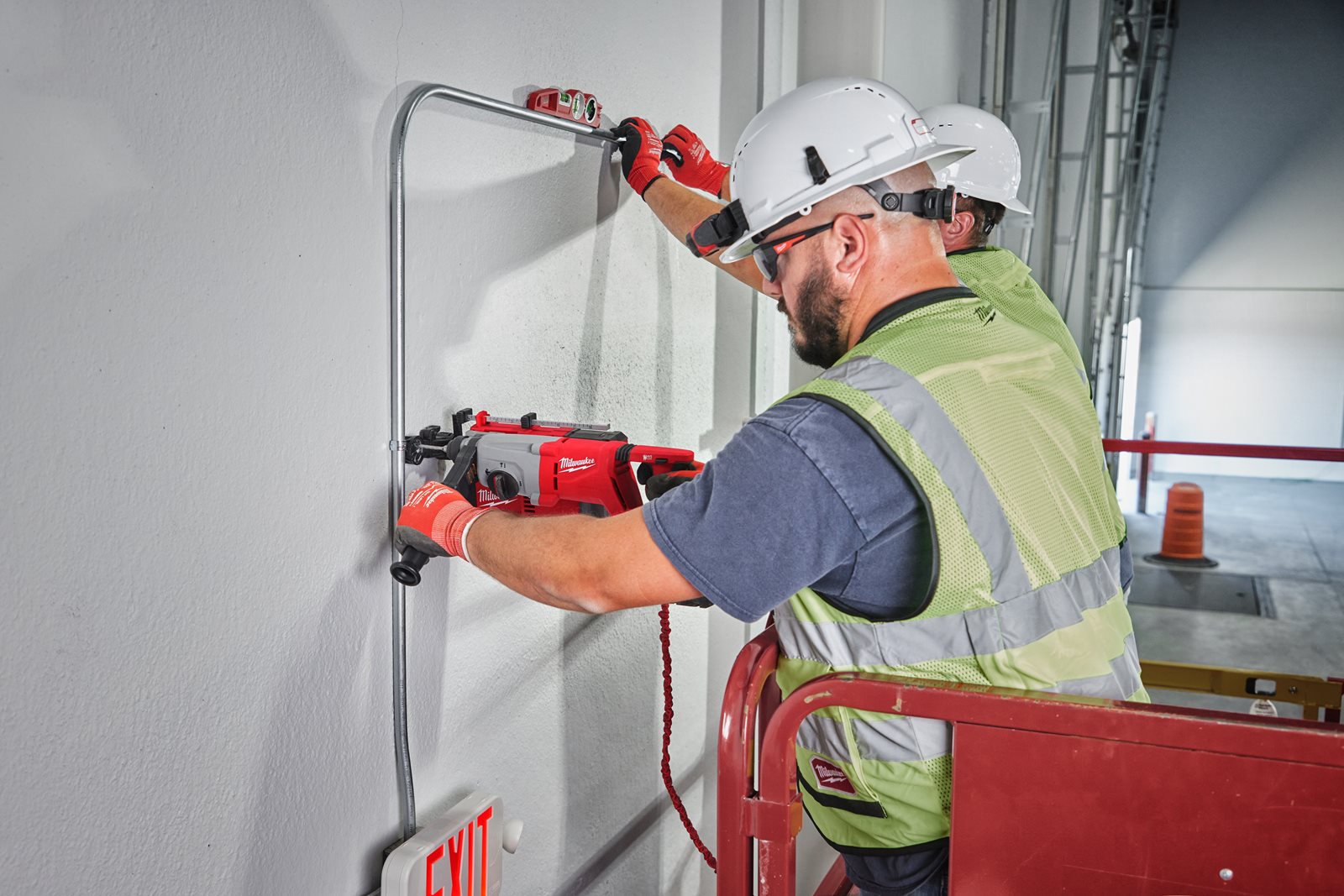 Ciocan rotopercutor fără perii 26 mm SDS-Plus M18 cu mâner D Milwaukee M18 BLHACD26-402X - in utilizare 4