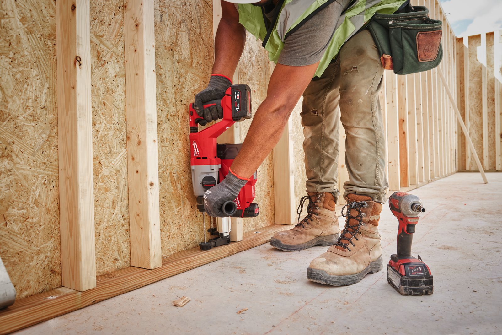 Ciocan rotopercutor fără perii 26 mm SDS-Plus M18 cu mâner D Milwaukee M18 BLHACD26-402X - in utilizare 5