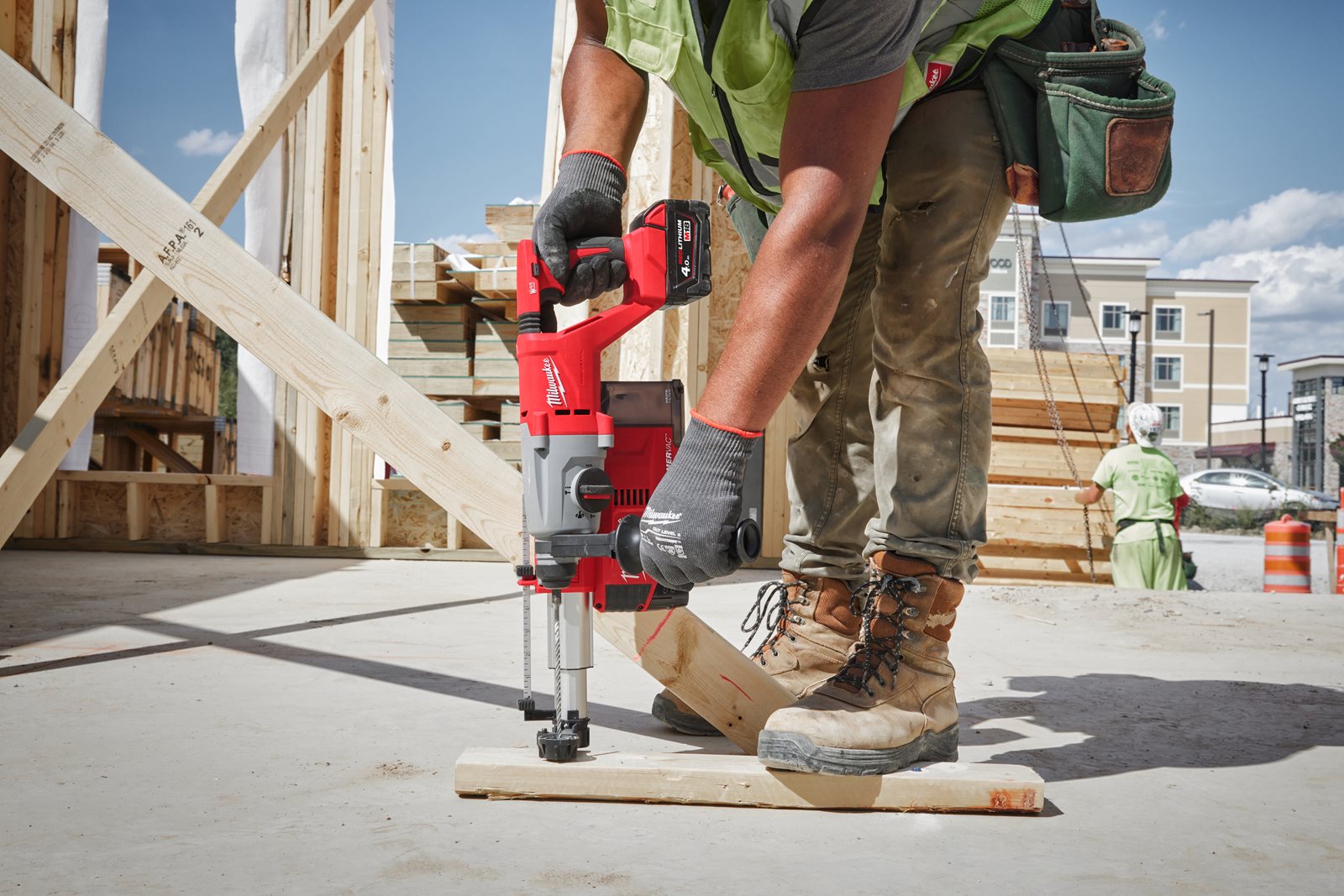 Ciocan rotopercutor fără perii 26 mm SDS-Plus M18 cu mâner D Milwaukee M18 BLHACD26-402X - in utilizare 6