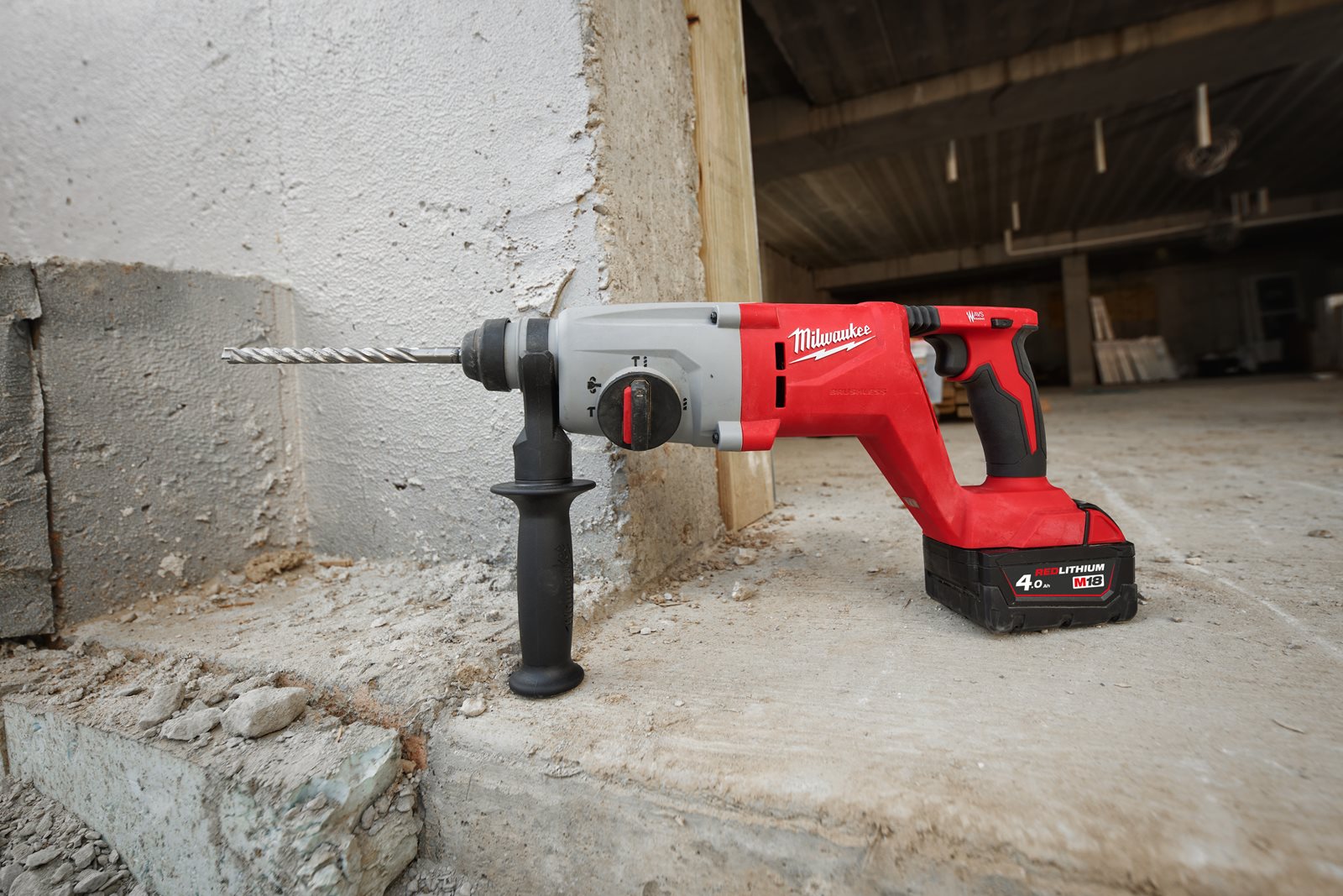 Ciocan rotopercutor fără perii 26 mm SDS-Plus M18 cu mâner D Milwaukee M18 BLHACD26-402X - in utilizare 7