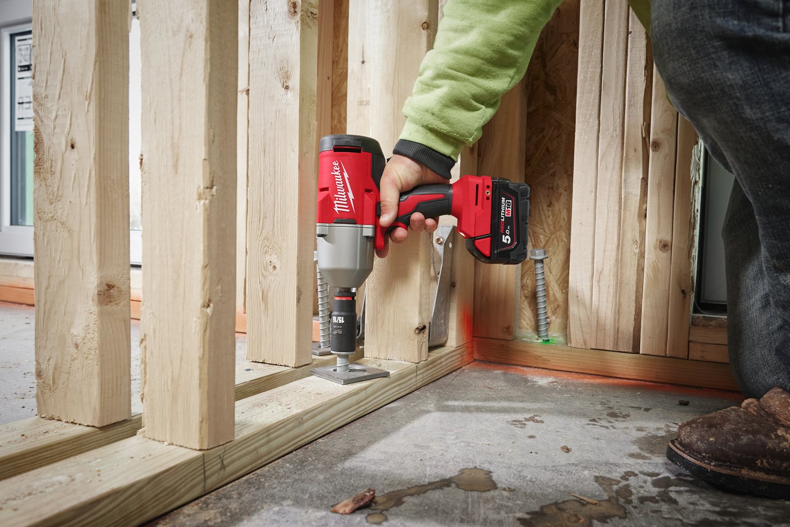 Cheie de impact M18 1/2", cuplu ridicat, motor fără perii și inel de fricțiune Milwaukee M18 BLHIWF12-0X - in utilizare 1