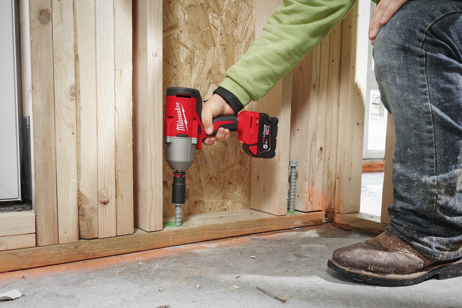 Cheie de impact M18 1/2", cuplu ridicat, motor fără perii și inel de fricțiune Milwaukee M18 BLHIWF12-0X - in utilizare 2