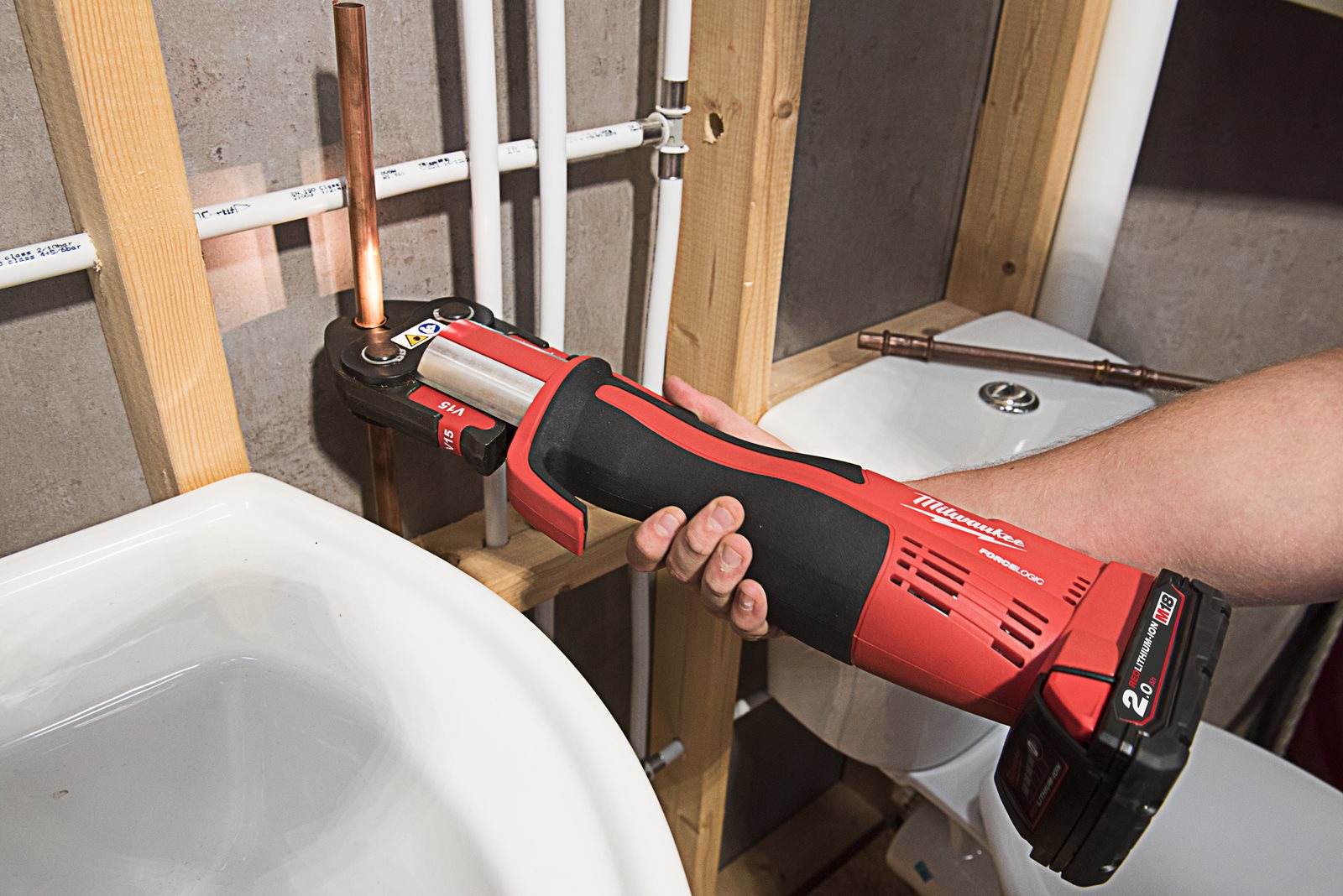 Presă M18 FORCE LOGIC compactă cu motor fără perii Milwaukee M18 BLHPT-202C - in utilizare 1