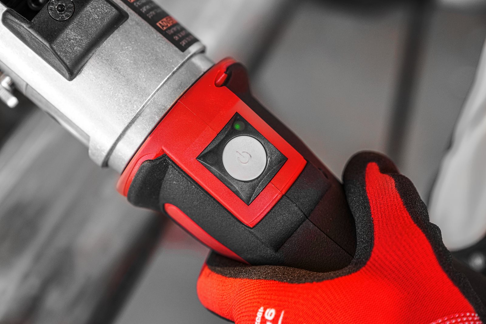 Presă XL M18 FORCE LOGIC cu motor fără perii Milwaukee M18 BLHPTXL-0C - in utilizare 12