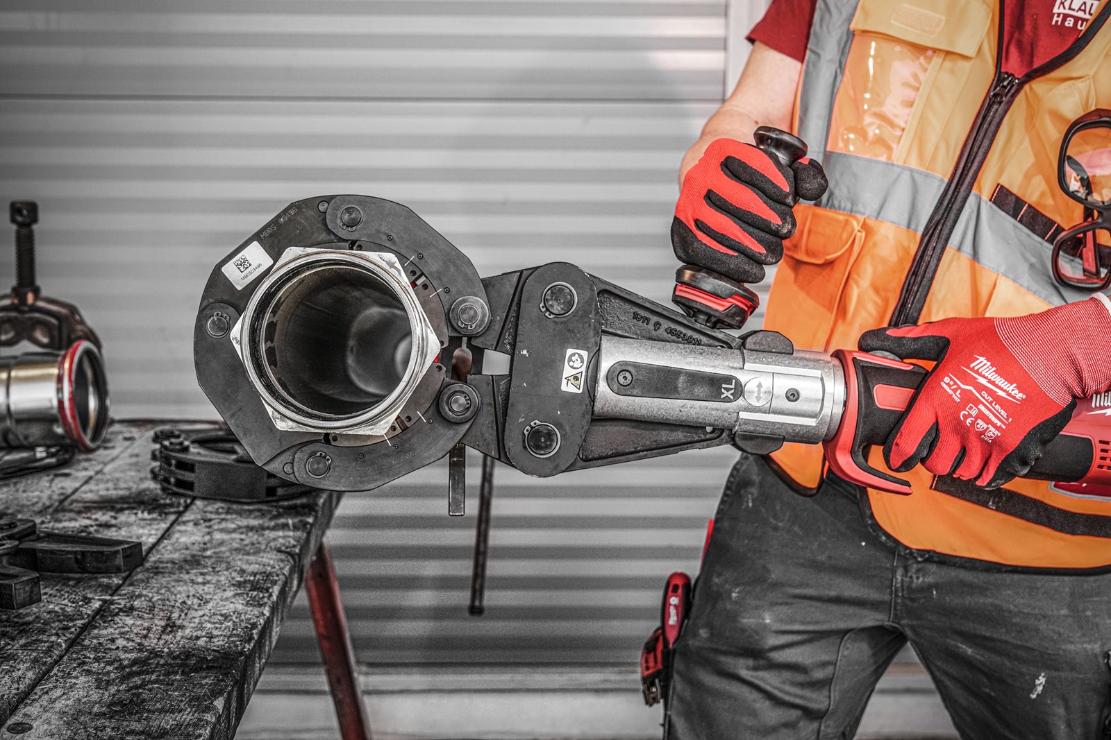 Presă XL M18 FORCE LOGIC cu motor fără perii Milwaukee M18 BLHPTXL-0C - in utilizare 13
