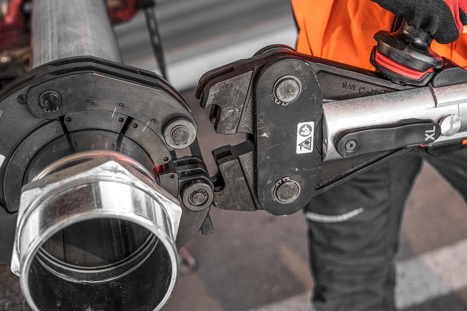 Presă XL M18 FORCE LOGIC cu motor fără perii Milwaukee M18 BLHPTXL-0C - in utilizare 14