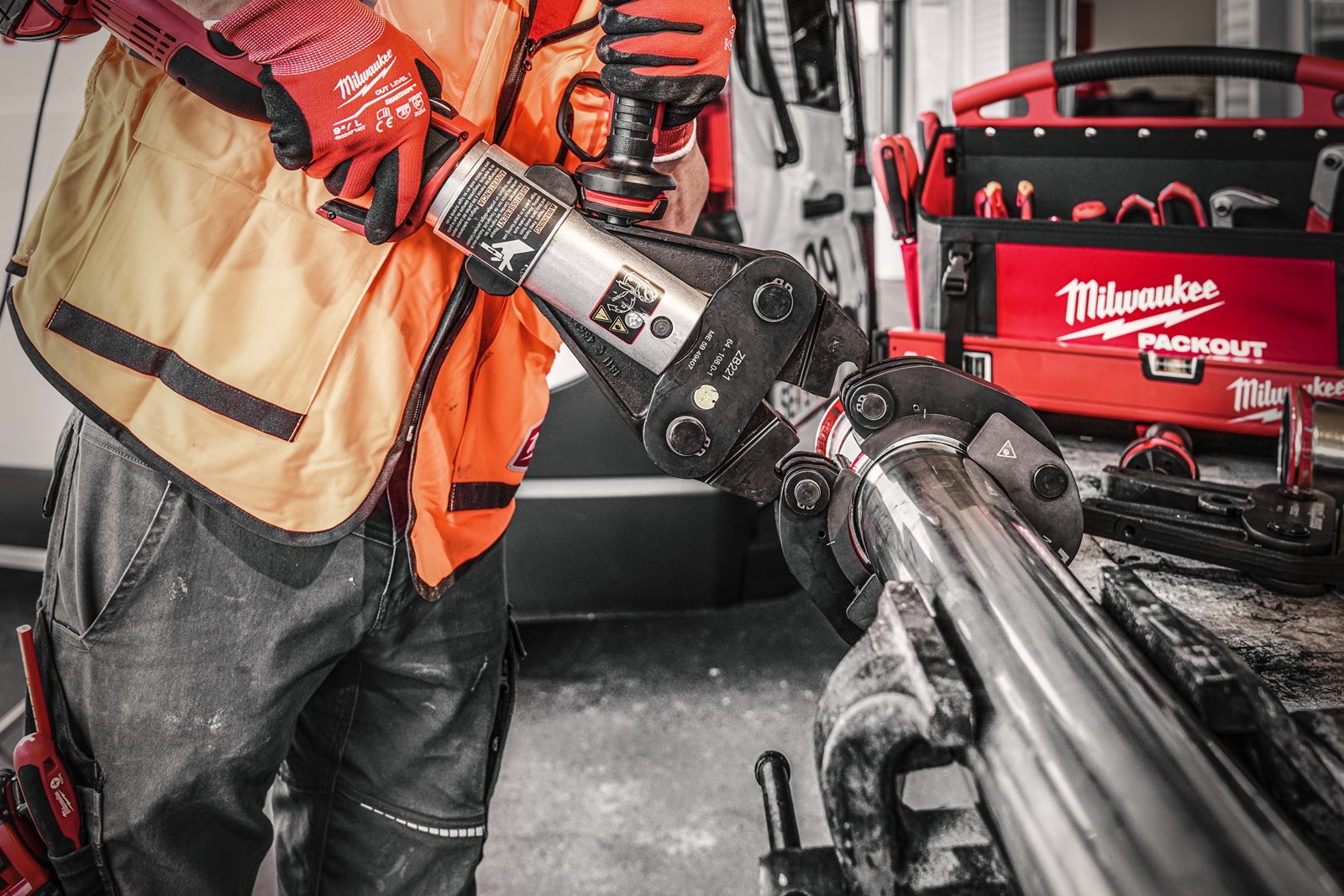 Presă XL M18 FORCE LOGIC cu motor fără perii Milwaukee M18 BLHPTXL-0C - in utilizare 16