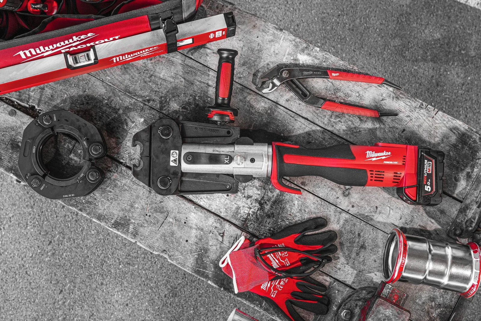 Presă XL M18 FORCE LOGIC cu motor fără perii Milwaukee M18 BLHPTXL-0C - in utilizare 2