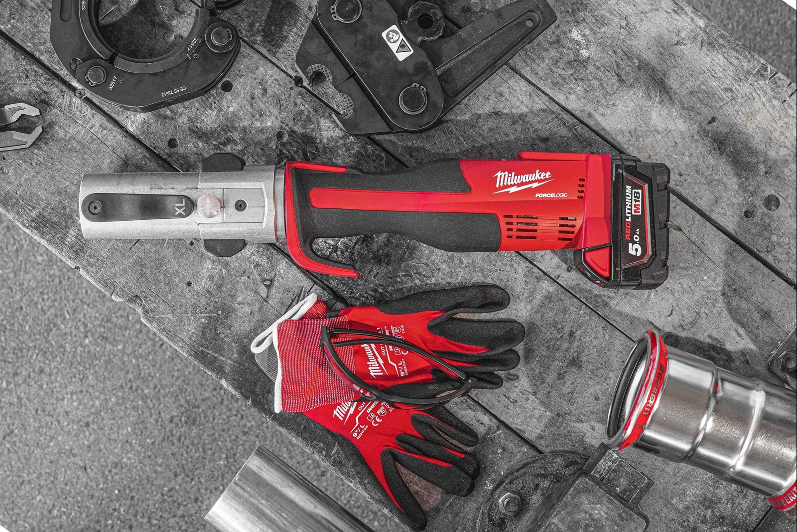 Presă XL M18 FORCE LOGIC cu motor fără perii Milwaukee M18 BLHPTXL-0C - in utilizare 3