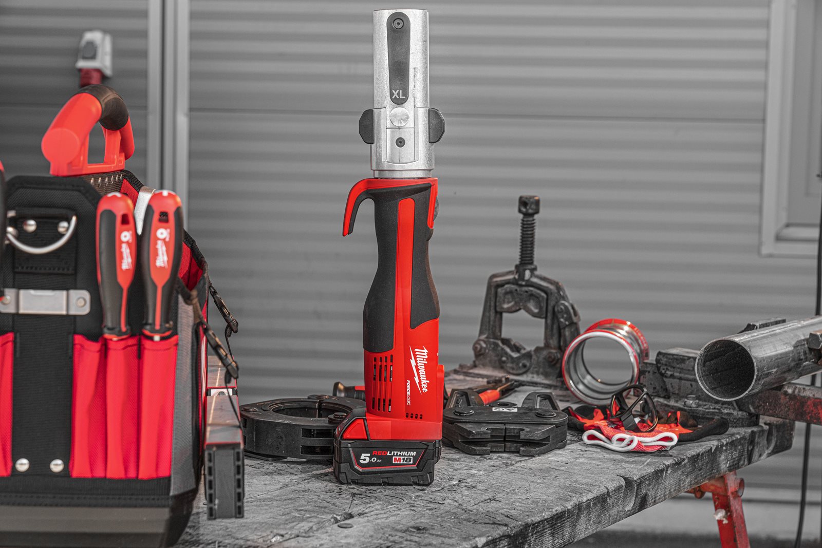 Presă XL M18 FORCE LOGIC cu motor fără perii Milwaukee M18 BLHPTXL-0C - in utilizare 4
